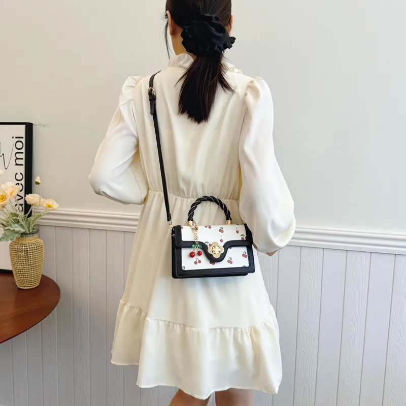 Women's Pu Leather Solid Color Streetwear Square Magnetic Buckle Handbag display picture 6