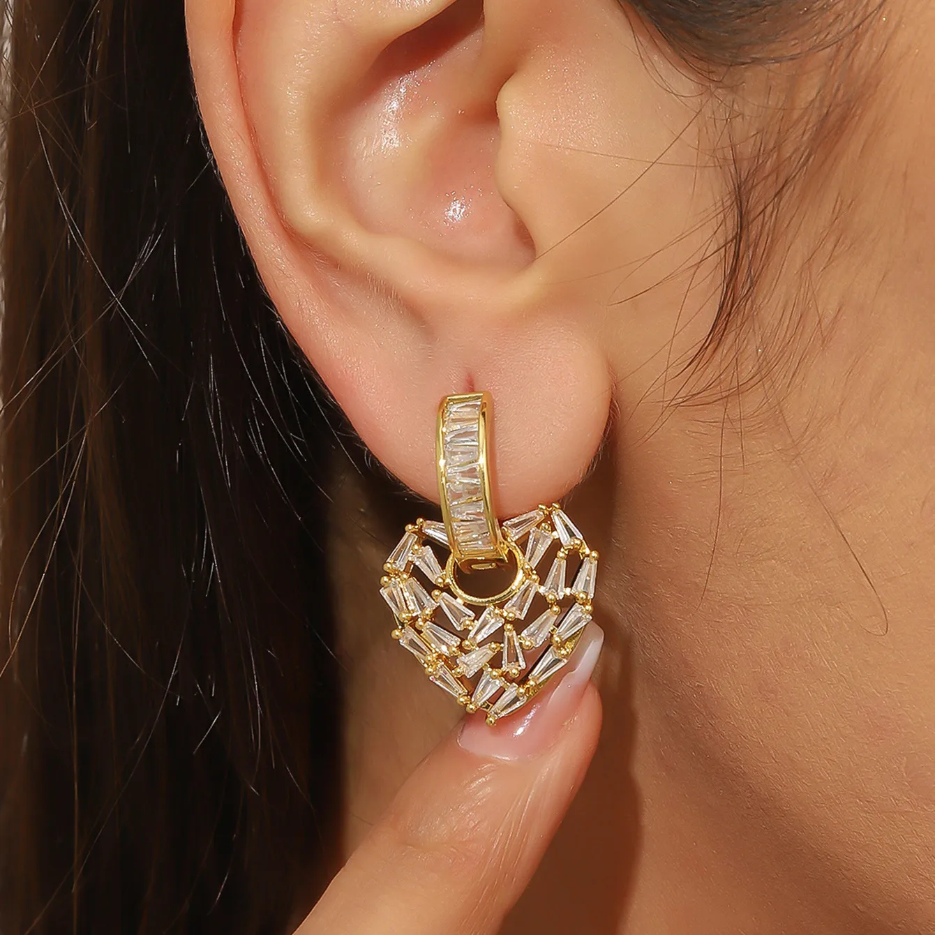 A Pair Of Love Earrings Micro-inlaid With Zirconium Plating 18K Gold Temperament Fashion  Earrings Light Luxury Design Can Be Worn Alone display picture 2