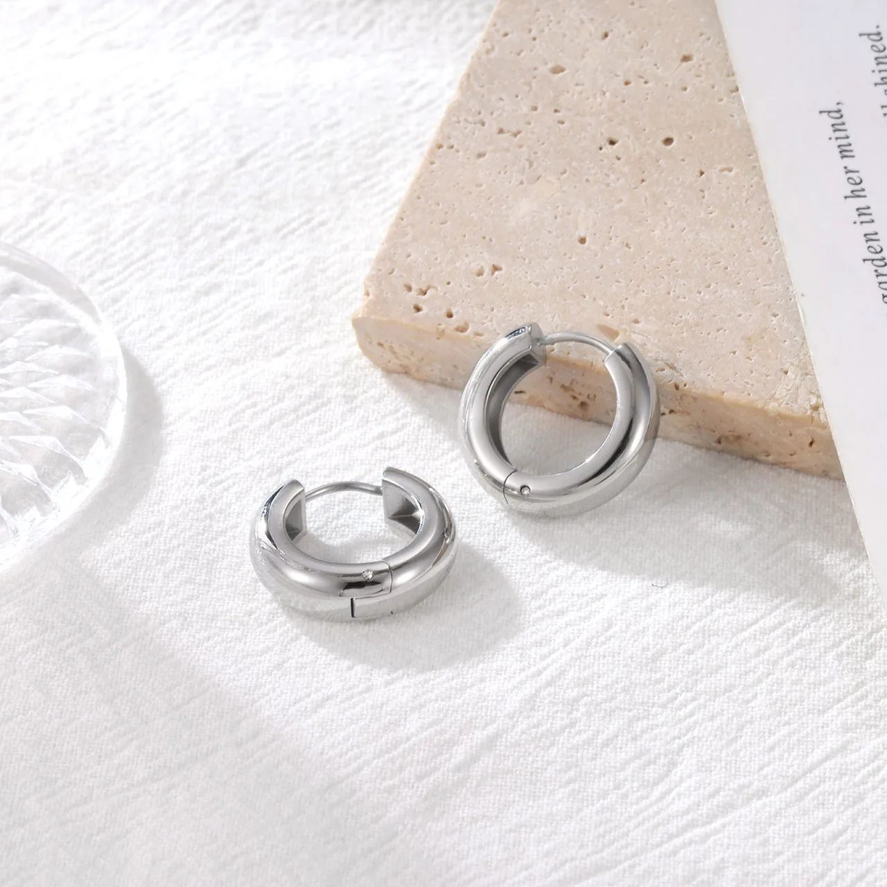 1 Pair Cute Luxurious Simple Style Round 304 Stainless Steel 16K Gold Plated Earrings display picture 1
