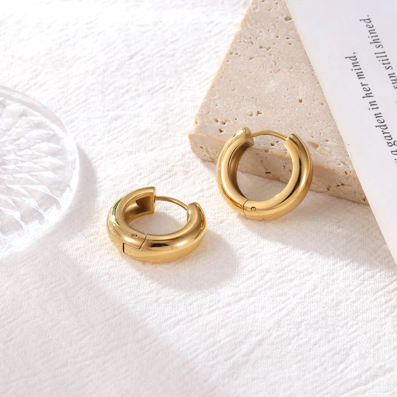 1 Pair Cute Luxurious Simple Style Round 304 Stainless Steel 16K Gold Plated Earrings display picture 4