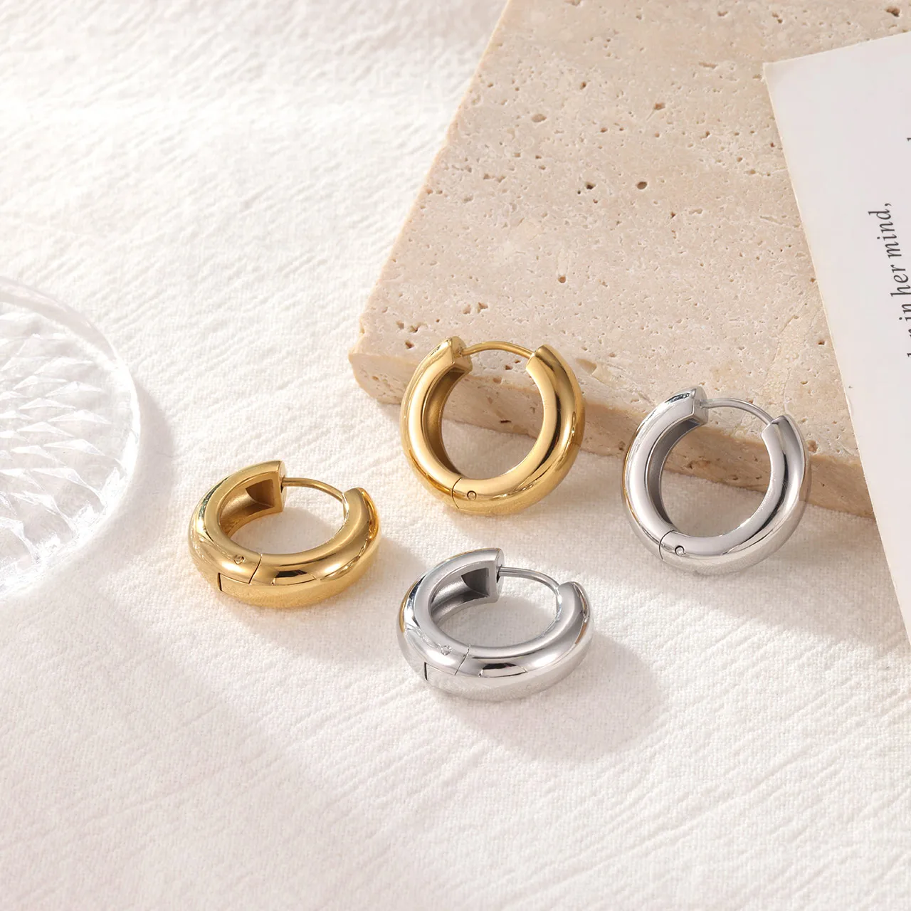 1 Pair Cute Luxurious Simple Style Round 304 Stainless Steel 16K Gold Plated Earrings display picture 3