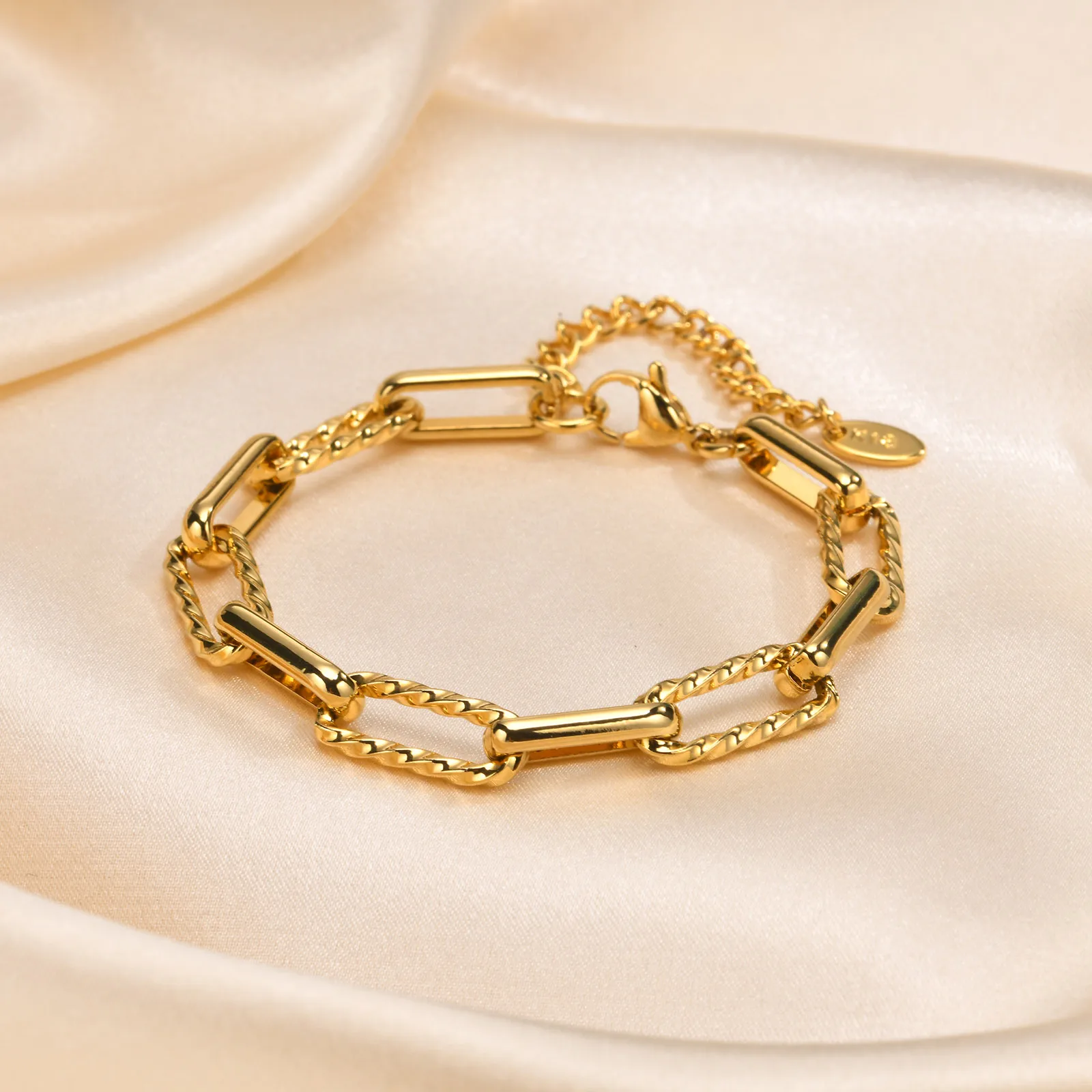 IG Style Geometric 201 Stainless Steel 18K Gold Plated Paperclip Chain Bracelets In Bulk display picture 9