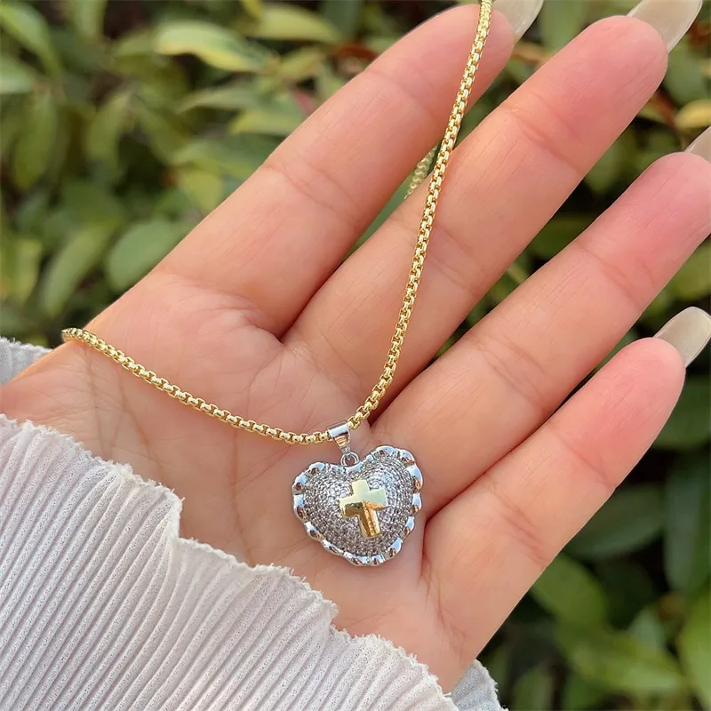 Retro Classic Style Cross Star Heart Shape Copper Inlay Zircon 18K Gold Plated Women's Pendant Necklace display picture 4