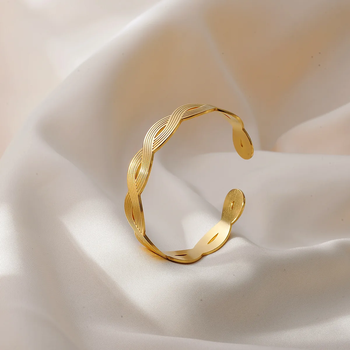 Elegant Classic Style Heart Shape 304 Stainless Steel Women's Bangle display picture 2