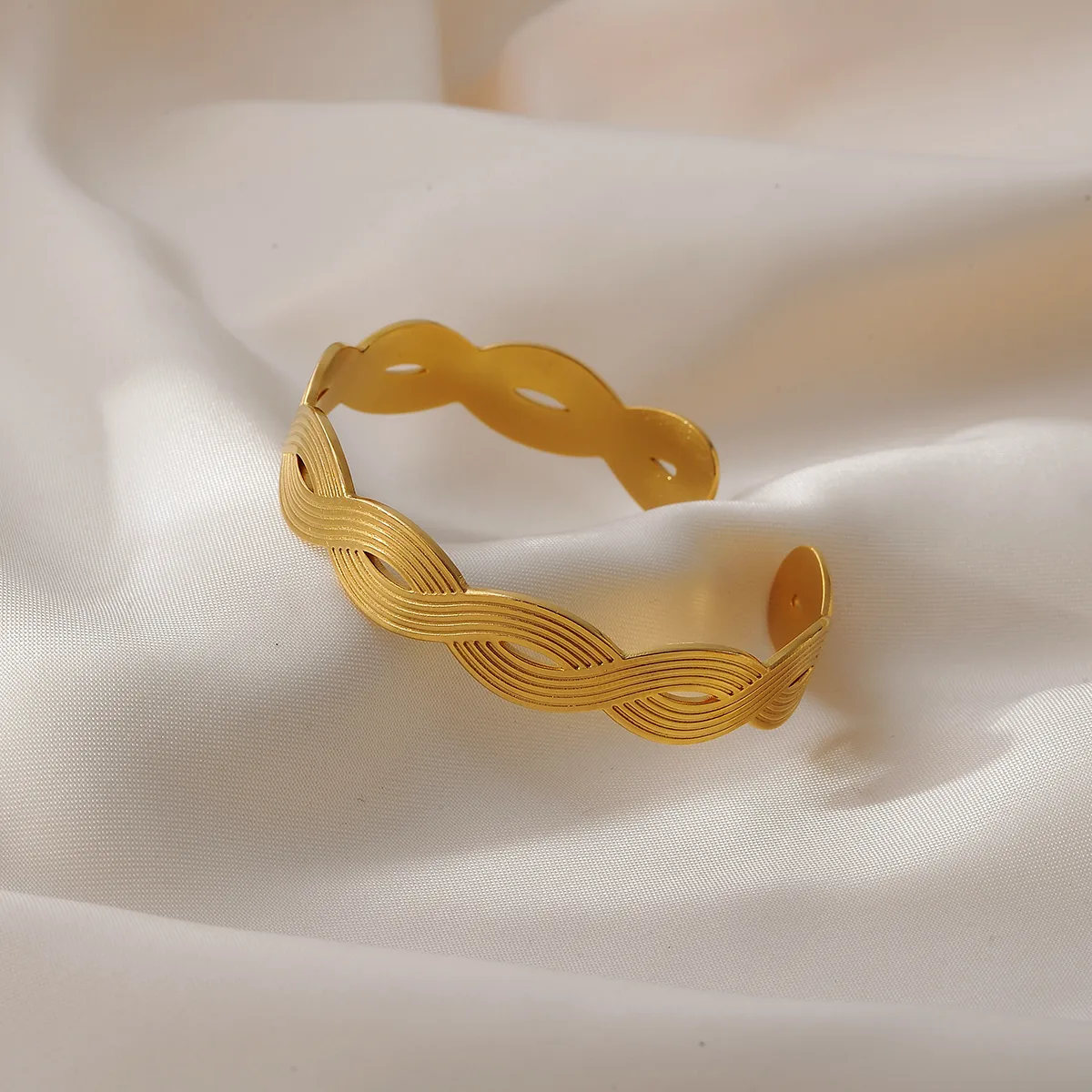 Elegant Classic Style Heart Shape 304 Stainless Steel Women's Bangle display picture 4