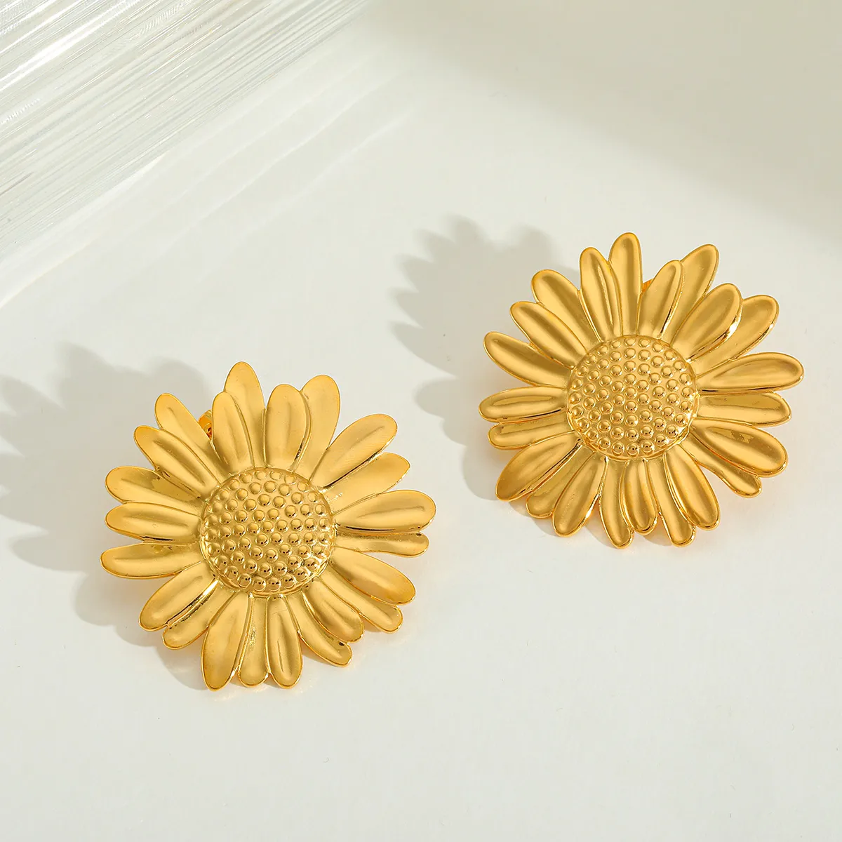 1 Pair Elegant Retro Artistic Irregular Flower 304 Stainless Steel Imitation Pearl Zircon 18K Gold Plated Ear Studs display picture 1