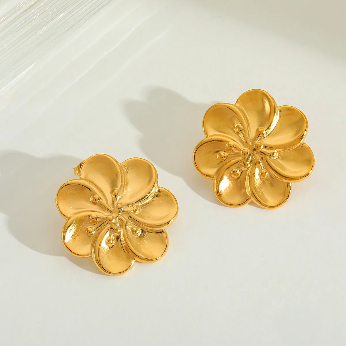 1 Pair Elegant Retro Artistic Irregular Flower 304 Stainless Steel Imitation Pearl Zircon 18K Gold Plated Ear Studs display picture 2