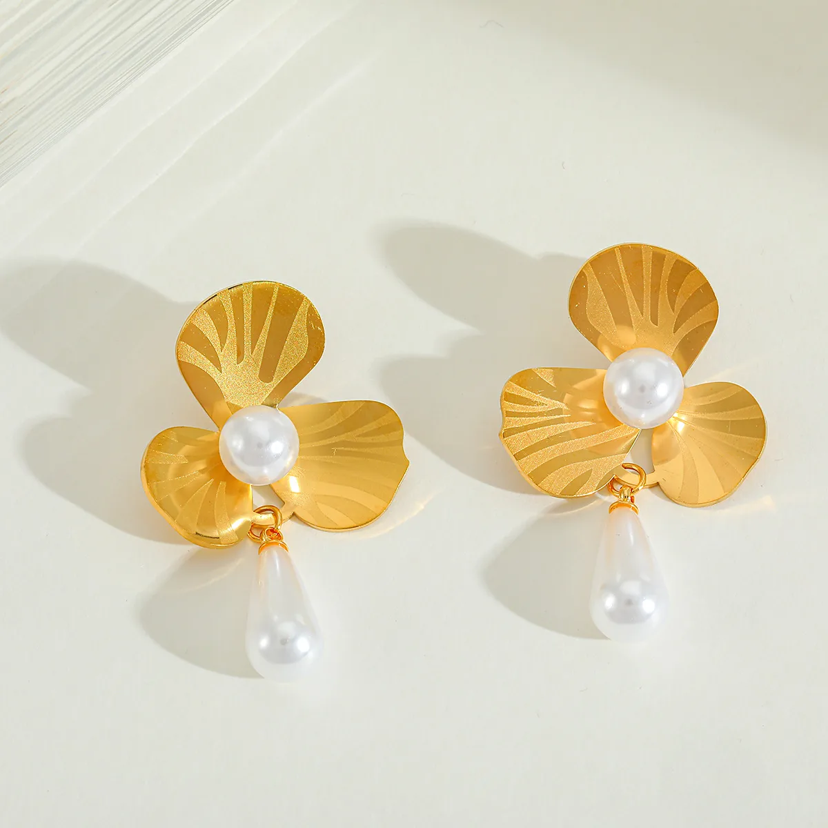 1 Pair Elegant Retro Artistic Irregular Flower 304 Stainless Steel Imitation Pearl Zircon 18K Gold Plated Ear Studs display picture 4