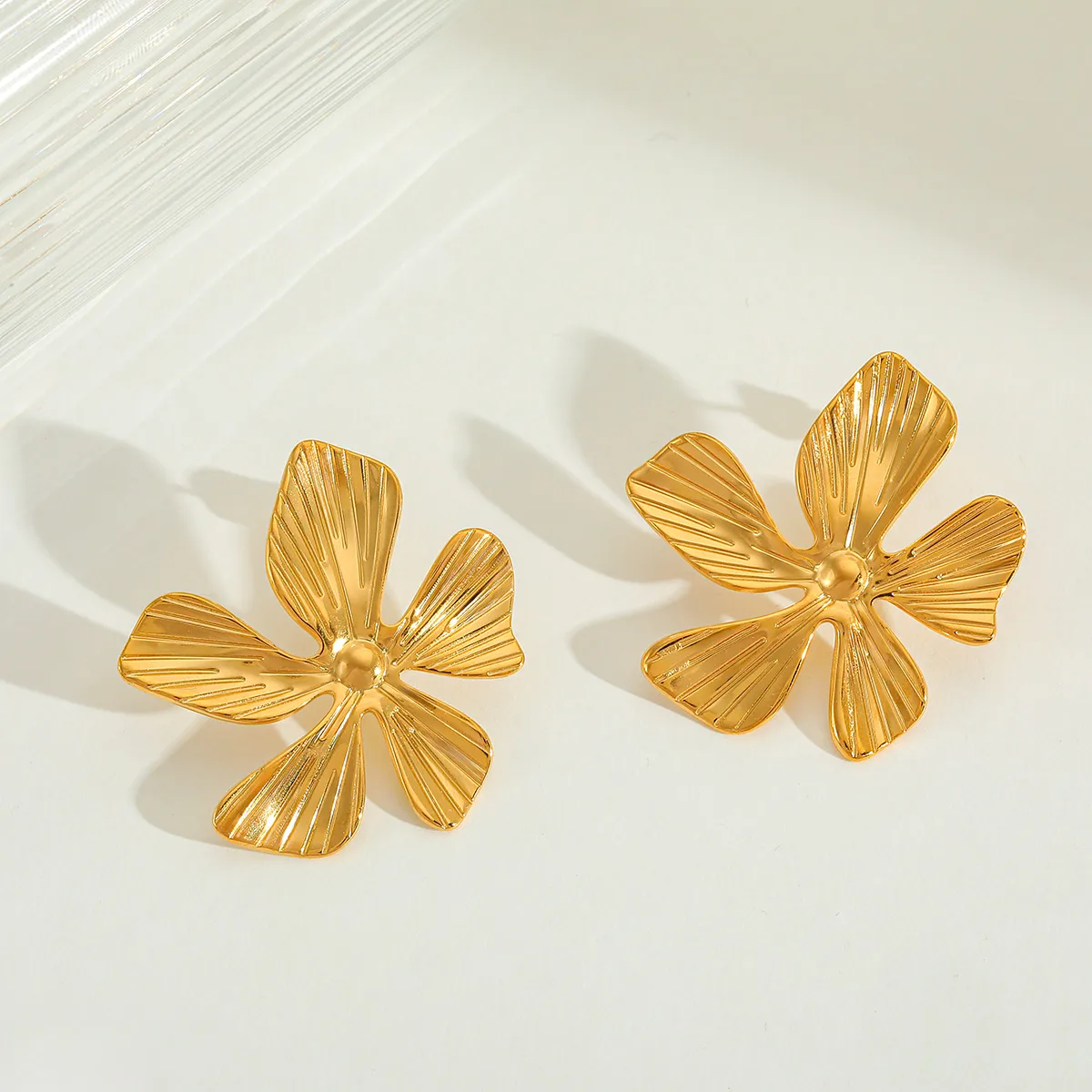 1 Pair Elegant Retro Artistic Irregular Flower 304 Stainless Steel Imitation Pearl Zircon 18K Gold Plated Ear Studs display picture 3