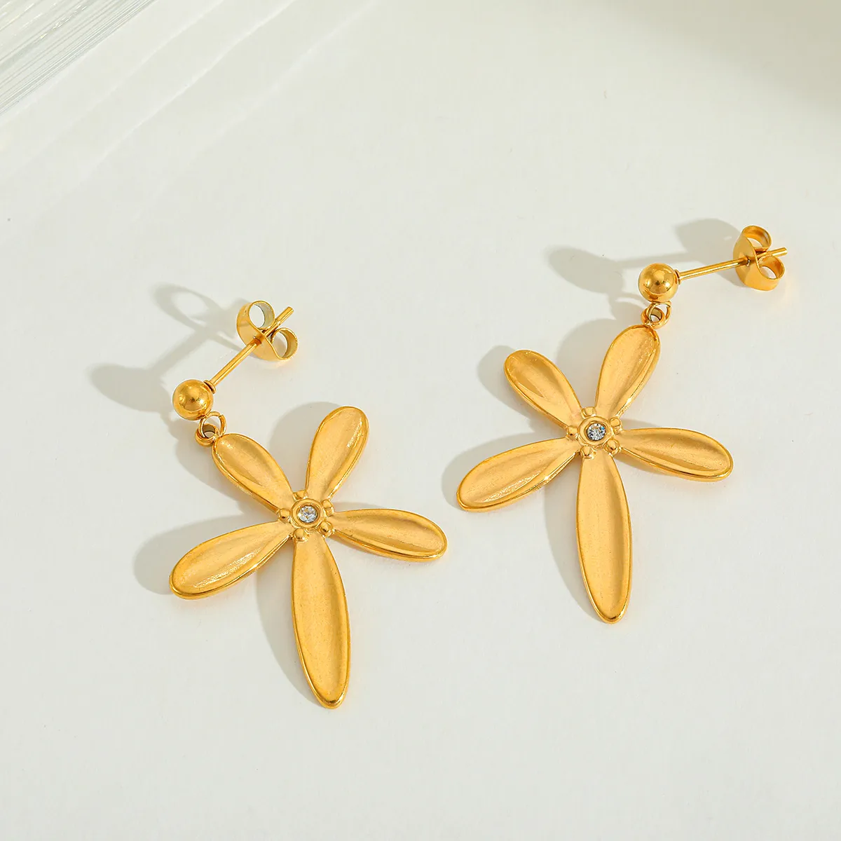 1 Pair Elegant Retro Artistic Irregular Flower 304 Stainless Steel Imitation Pearl Zircon 18K Gold Plated Ear Studs display picture 5