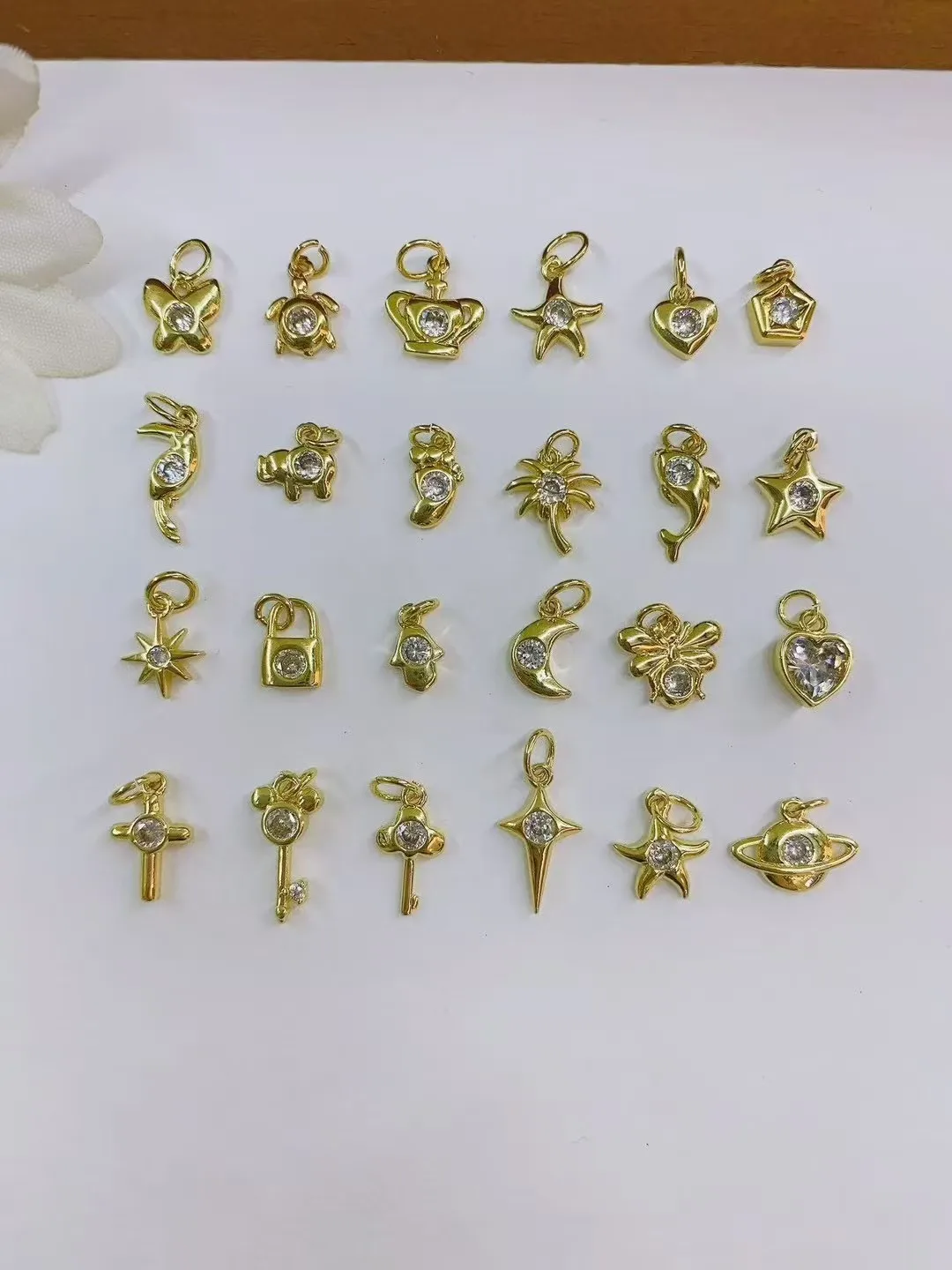 Casual Vacation Cross Planet Heart Shape Copper Polishing Inlay Zircon 18K Gold Plated Jewelry Accessories display picture 1