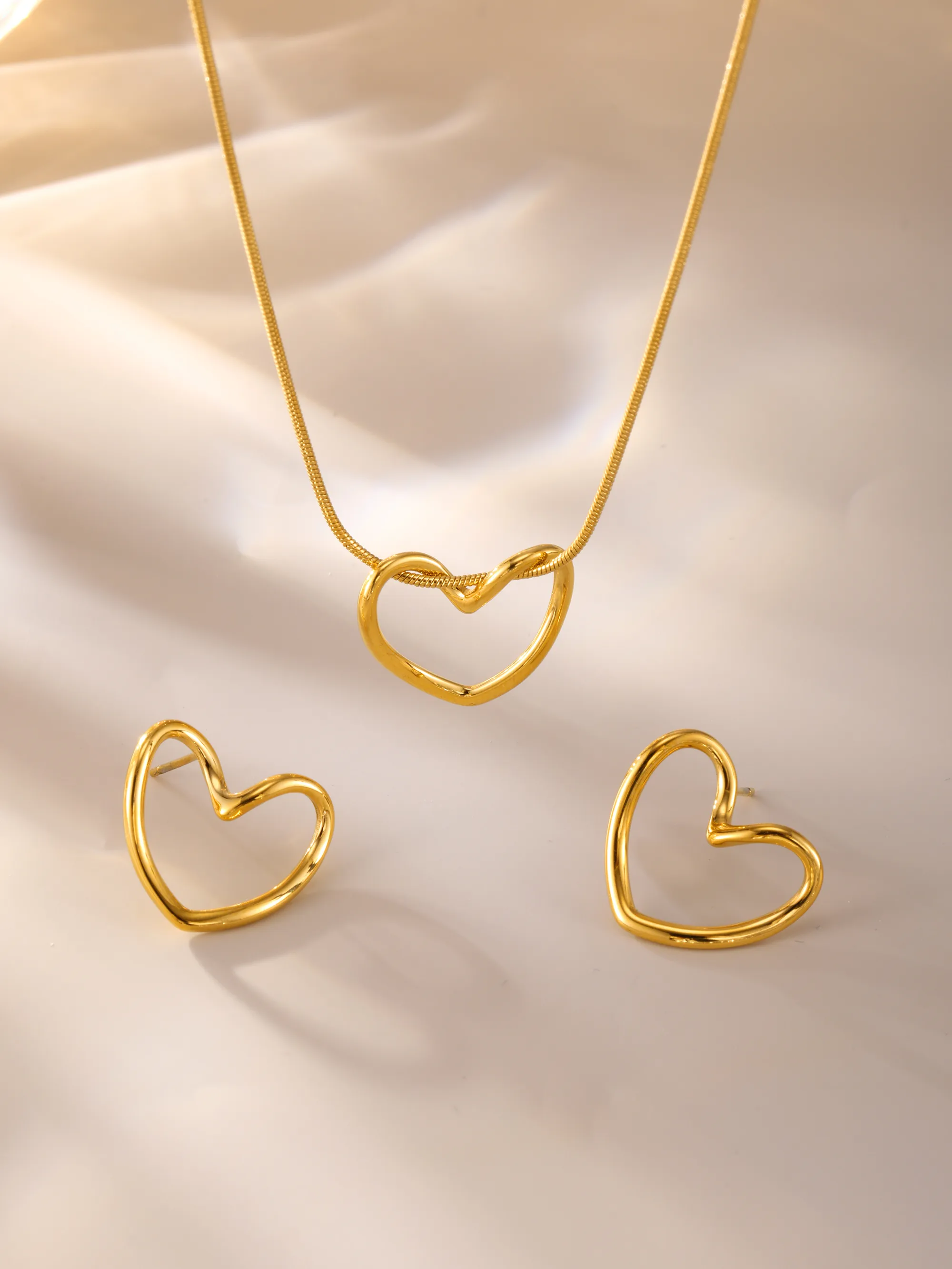 IG Style Heart Shape 304 Stainless Steel Hollow Out 18K Gold Plated Women's Earrings Necklace display picture 2