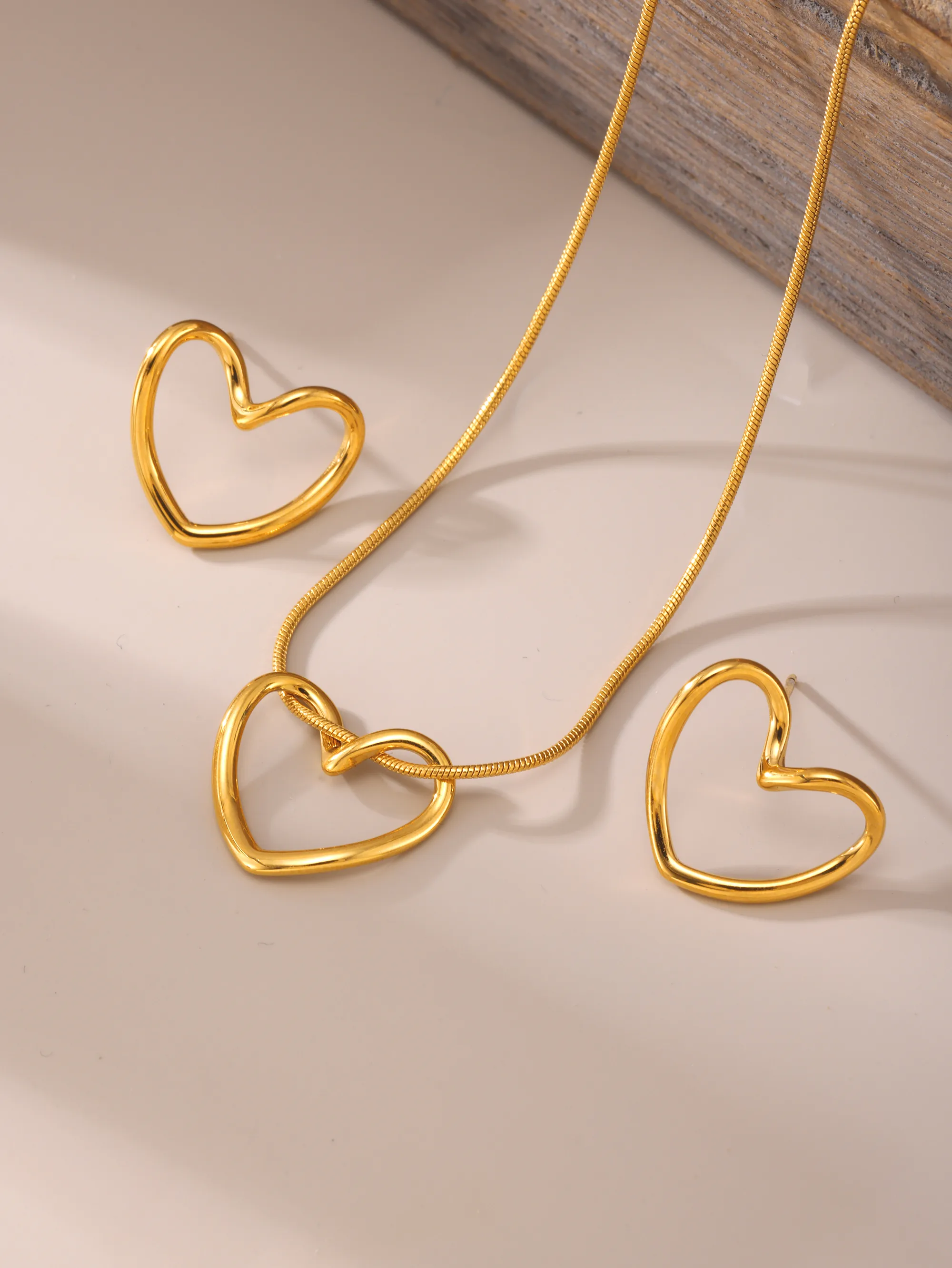 IG Style Heart Shape 304 Stainless Steel Hollow Out 18K Gold Plated Women's Earrings Necklace display picture 3