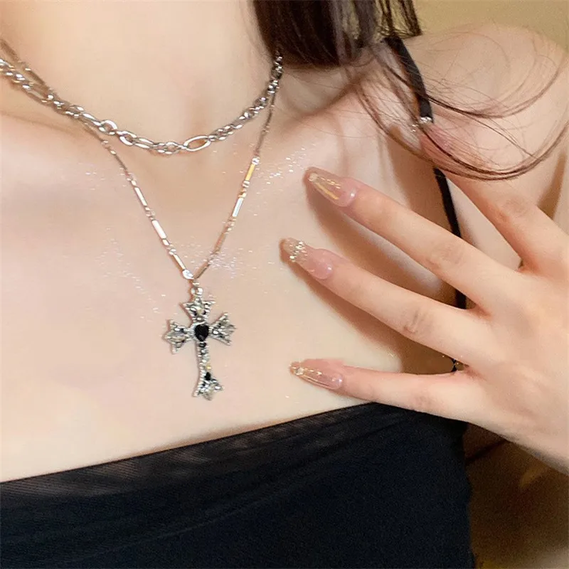 Elegant Vintage Style Cross Alloy Women's Pendant Necklace display picture 4