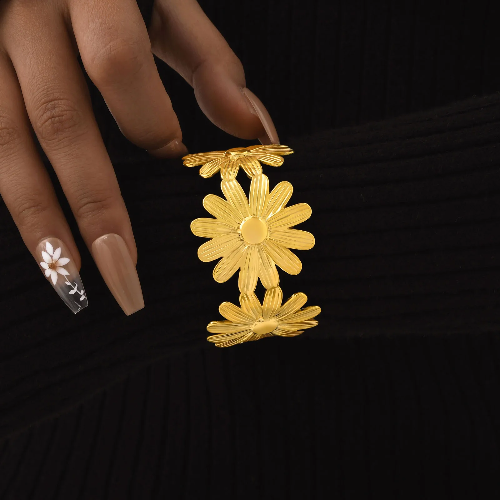 Modern Style Classic Style Chrysanthemum 201 Stainless Steel 18K Gold Plated None Bangle In Bulk display picture 1
