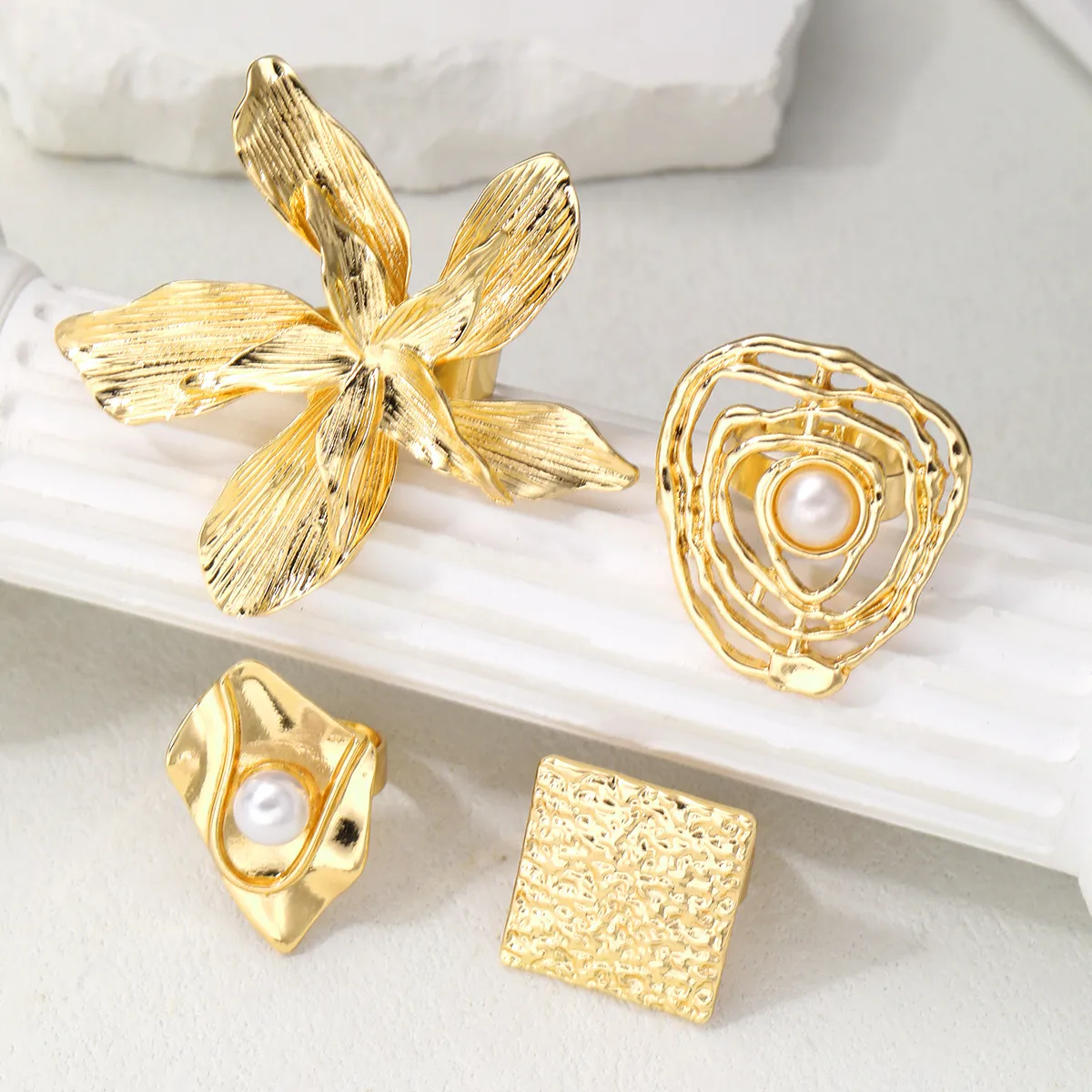 Elegant Exaggerated Geometric Flower Imitation Pearl Alloy Irregular Plating Women's Rings display picture 6