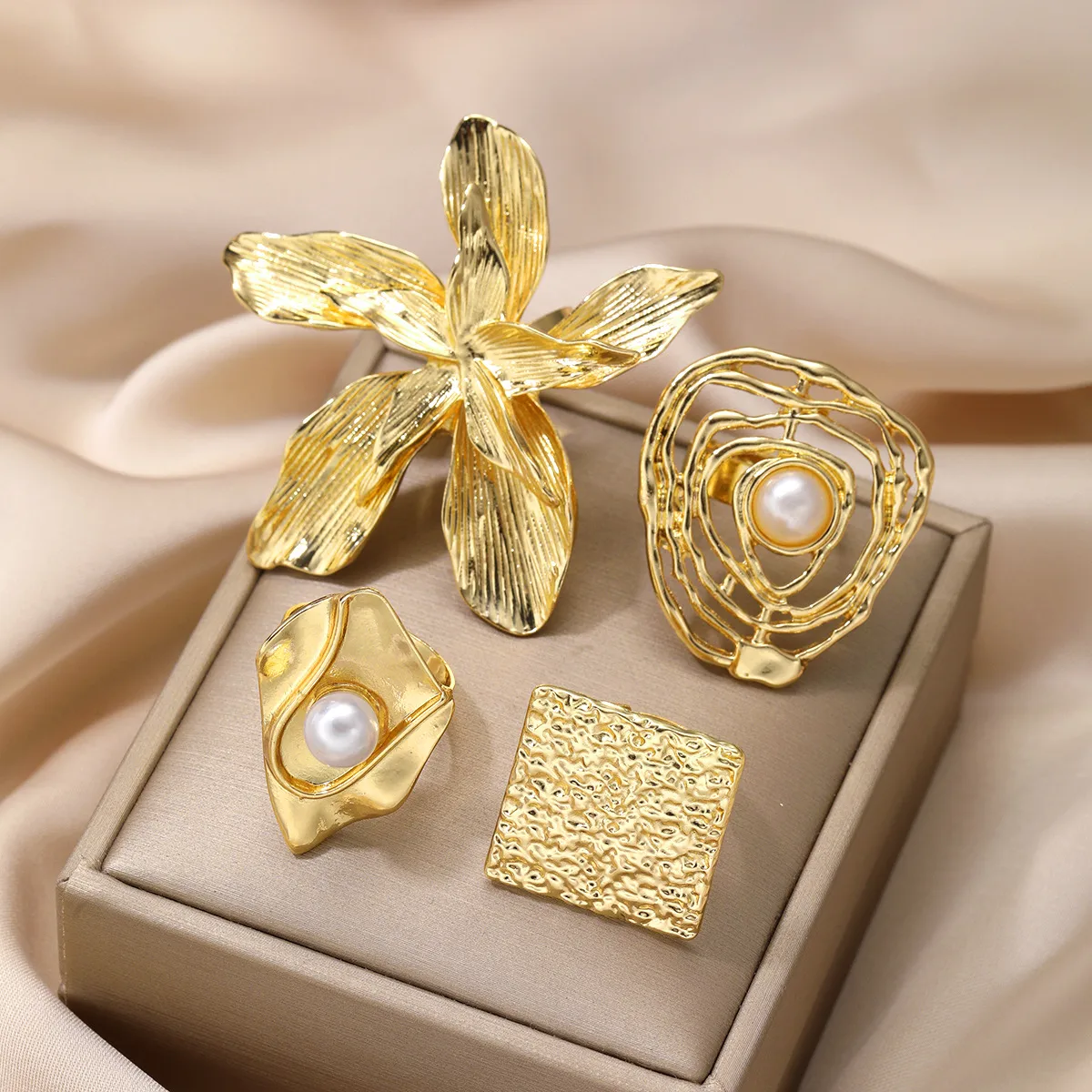Elegant Exaggerated Geometric Flower Imitation Pearl Alloy Irregular Plating Women's Rings display picture 3