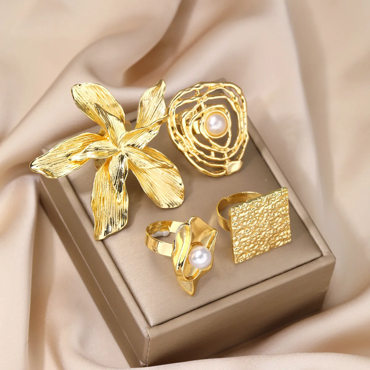 Elegant Exaggerated Geometric Flower Imitation Pearl Alloy Irregular Plating Women's Rings display picture 4