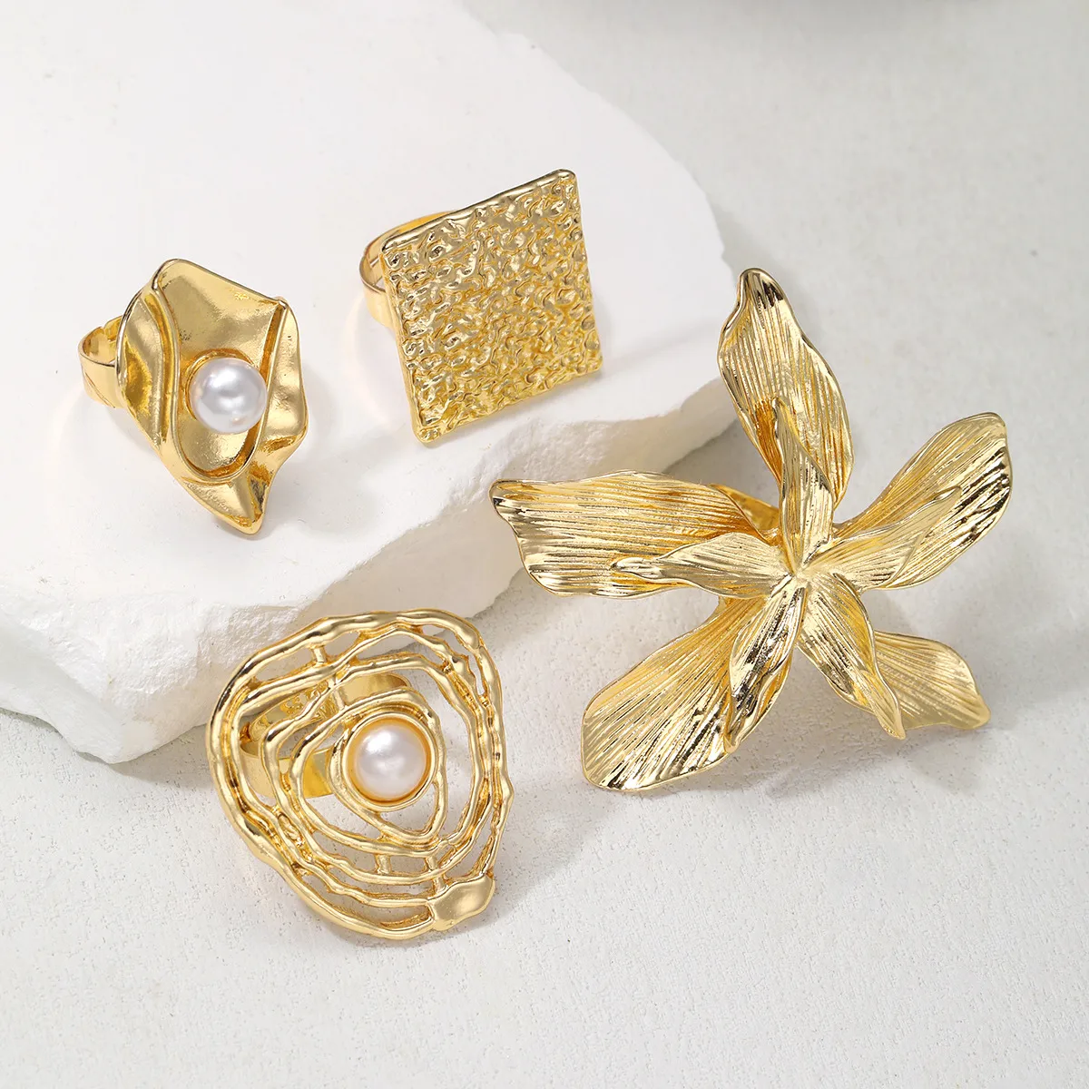 Elegant Exaggerated Geometric Flower Imitation Pearl Alloy Irregular Plating Women's Rings display picture 5