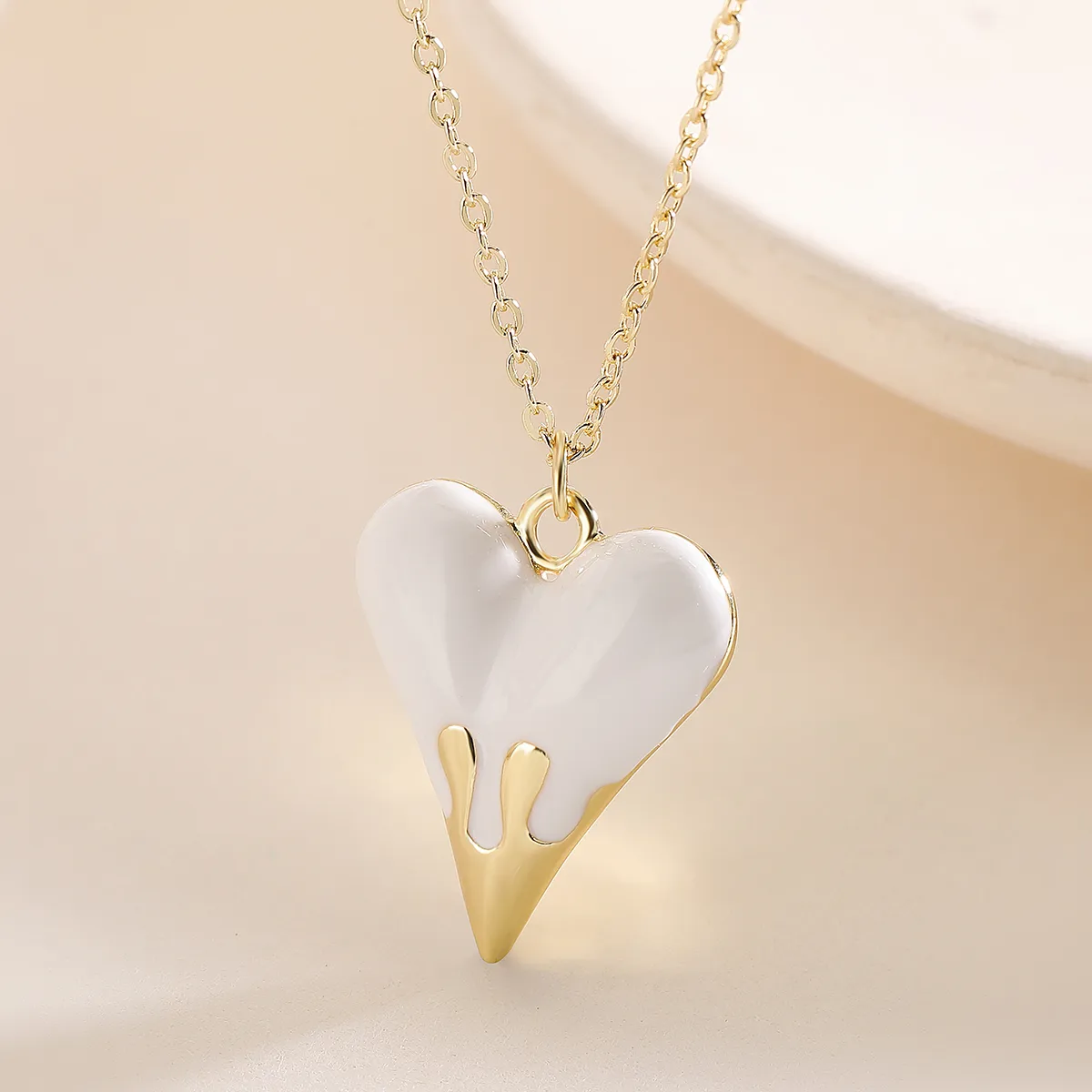 Retro Simple Style Commute Heart Shape Copper Enamel Women's Pendant Necklace display picture 3