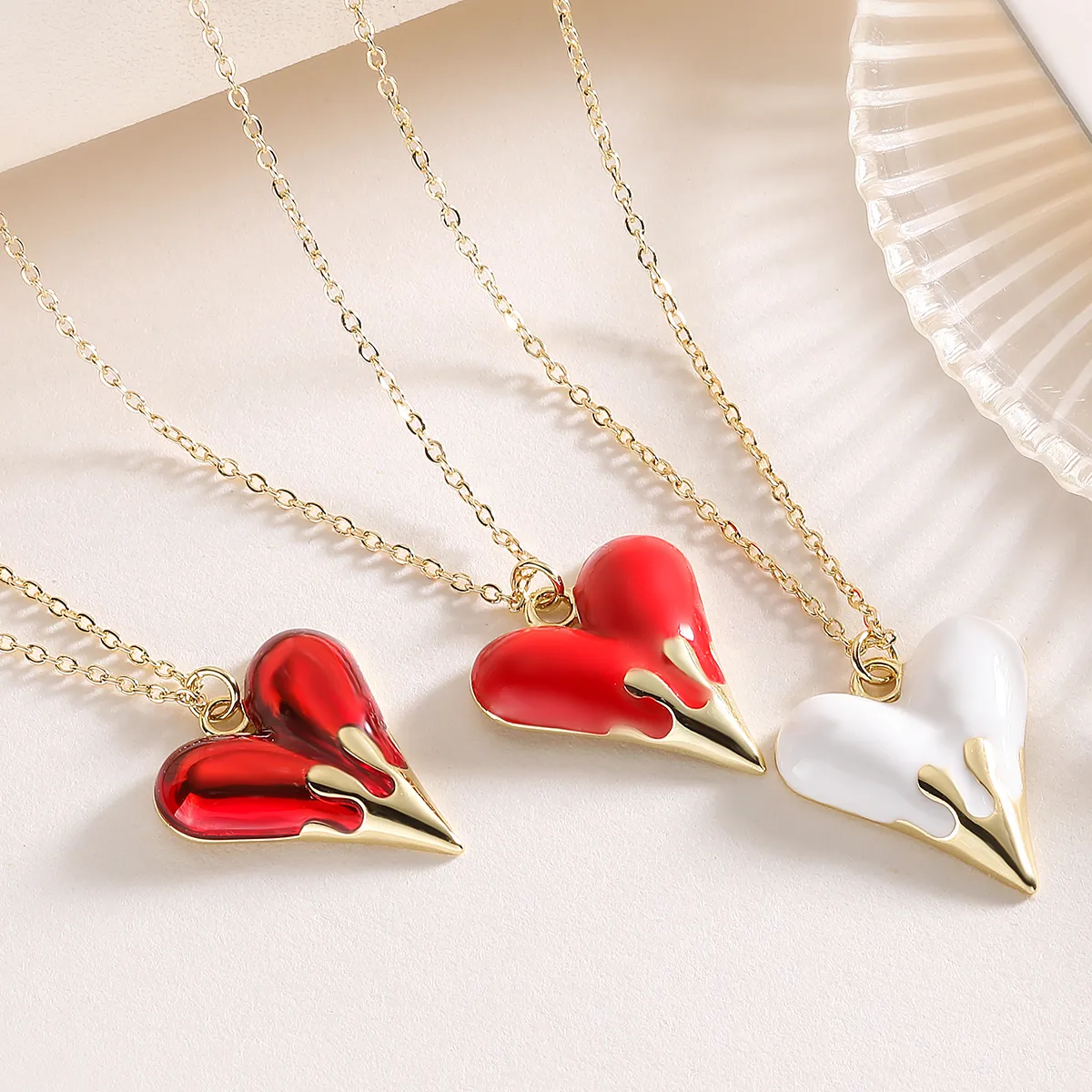 Retro Simple Style Commute Heart Shape Copper Enamel Women's Pendant Necklace display picture 2