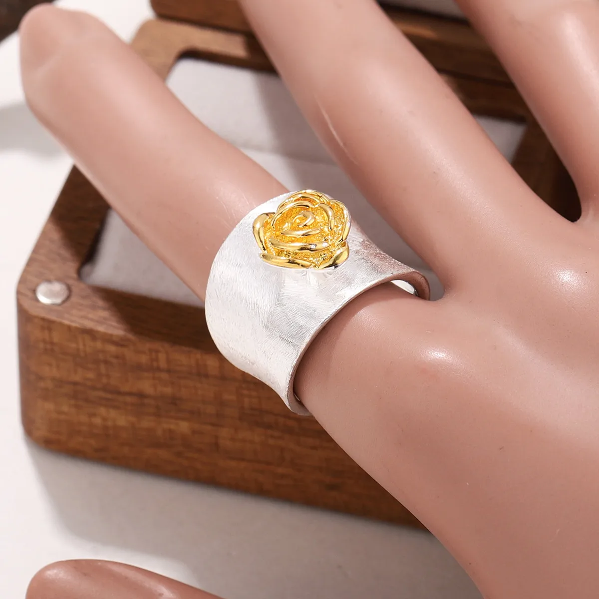 Modern Style Flower Copper Relief 18K Gold Plated Silver Plated Women's Rings display picture 2