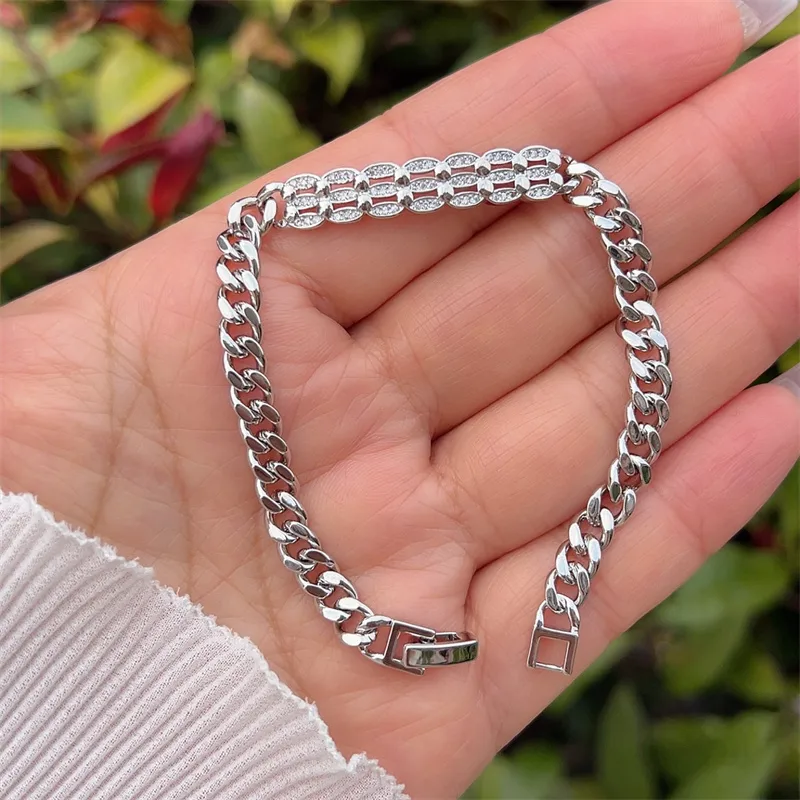 Classic Style Geometric Copper Inlay Zircon 18K Gold Plated Women's Bracelets display picture 4