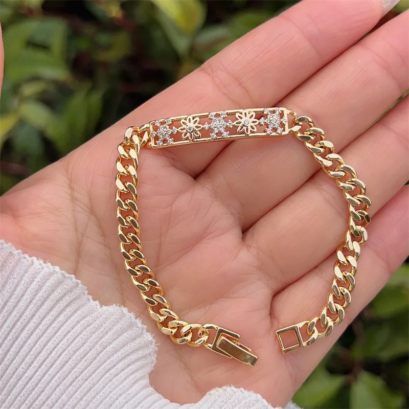Classic Style Geometric Copper Inlay Zircon 18K Gold Plated Women's Bracelets display picture 3