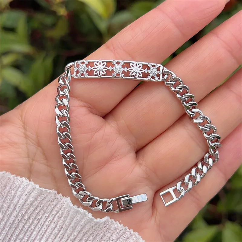 Classic Style Geometric Copper Inlay Zircon 18K Gold Plated Women's Bracelets display picture 5