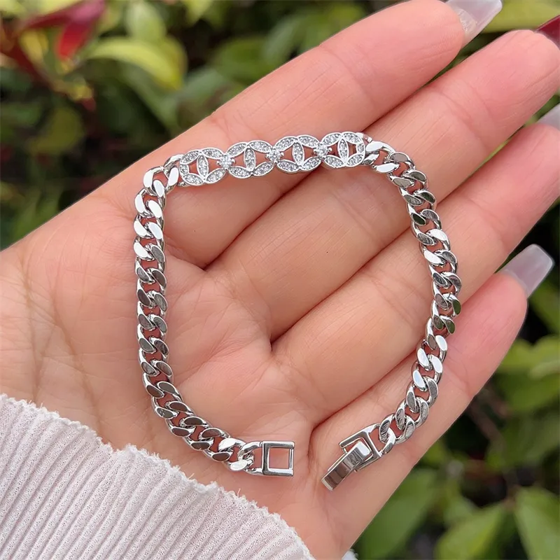 Classic Style Geometric Copper Inlay Zircon 18K Gold Plated Women's Bracelets display picture 6