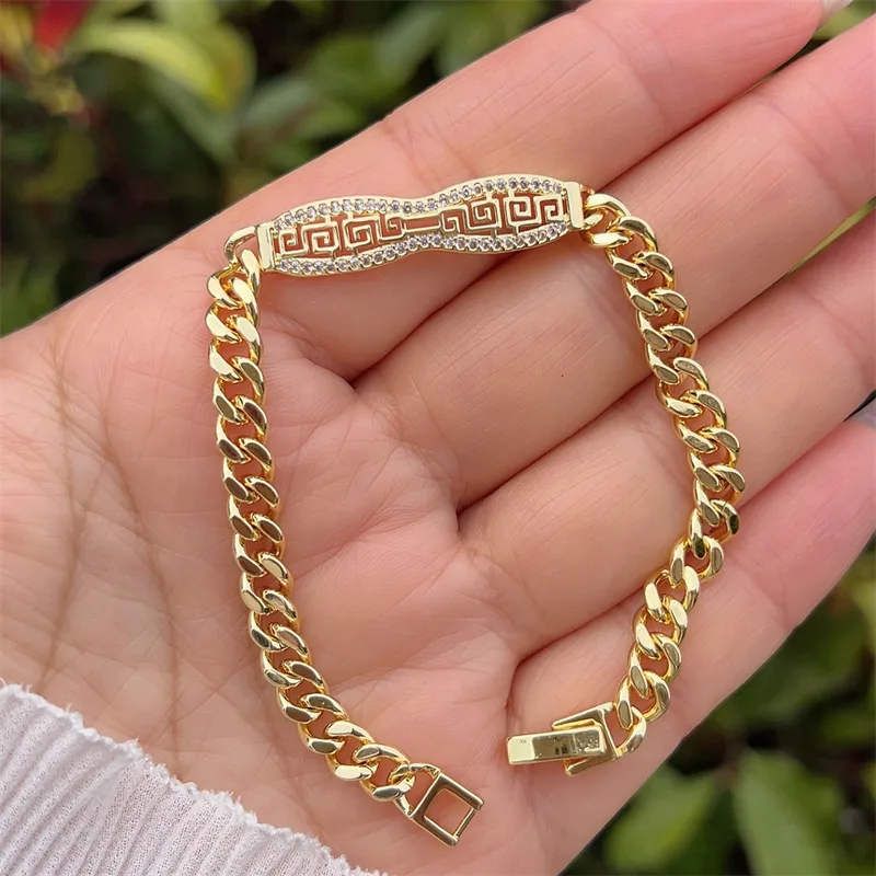 Classic Style Geometric Copper Inlay Zircon 18K Gold Plated Women's Bracelets display picture 8