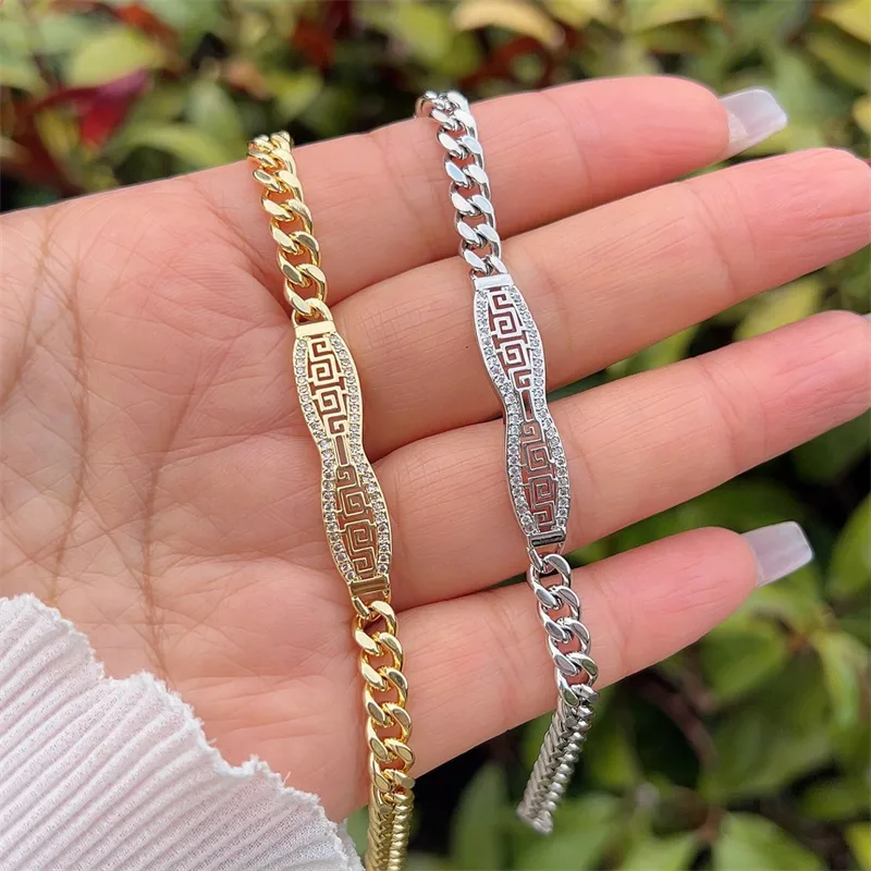 Classic Style Geometric Copper Inlay Zircon 18K Gold Plated Women's Bracelets display picture 14