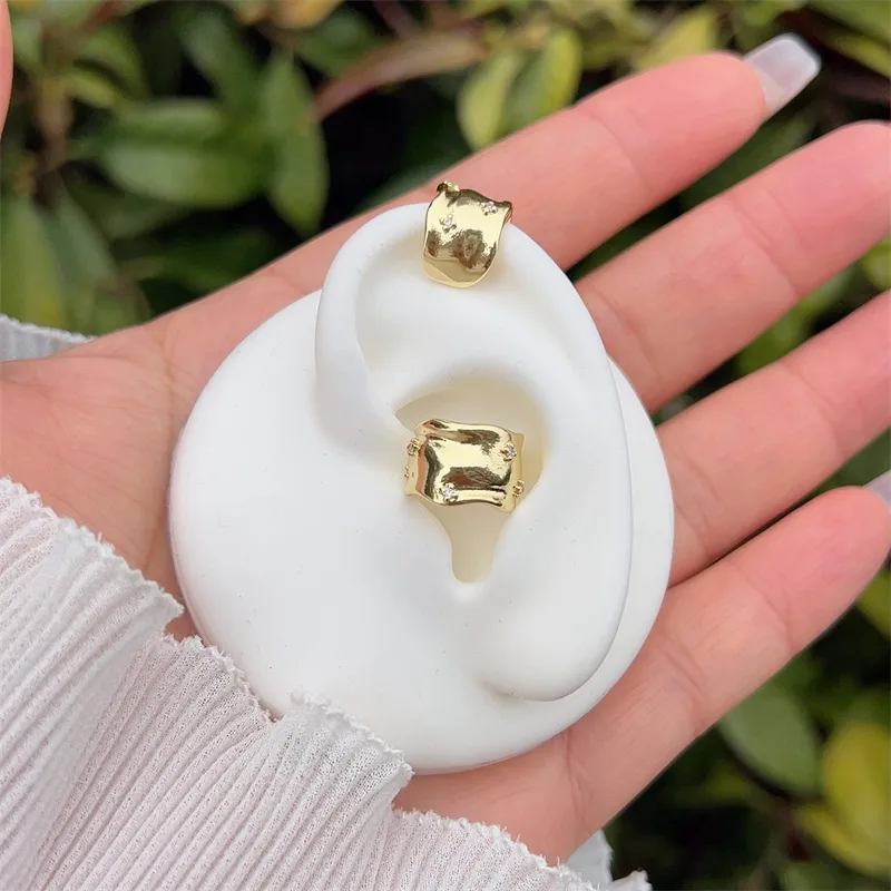 1 Pair Simple Style Classic Style Geometric Inlay Copper Zircon 18K Gold Plated Ear Cuffs display picture 1