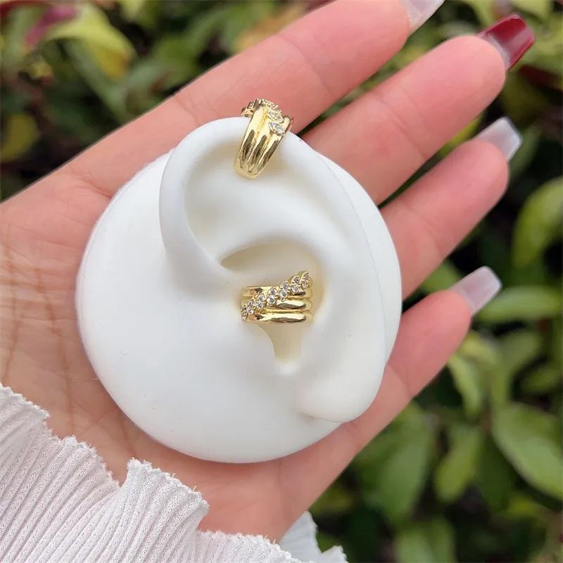 1 Pair Simple Style Classic Style Geometric Inlay Copper Zircon 18K Gold Plated Ear Cuffs display picture 3