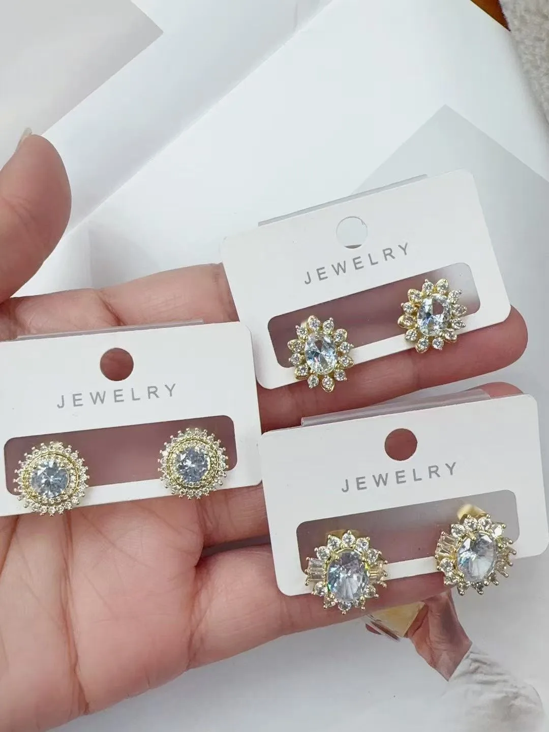 1 Pair Elegant Artistic Oval Heart Shape Copper Zircon 18K Gold Plated Ear Studs display picture 1