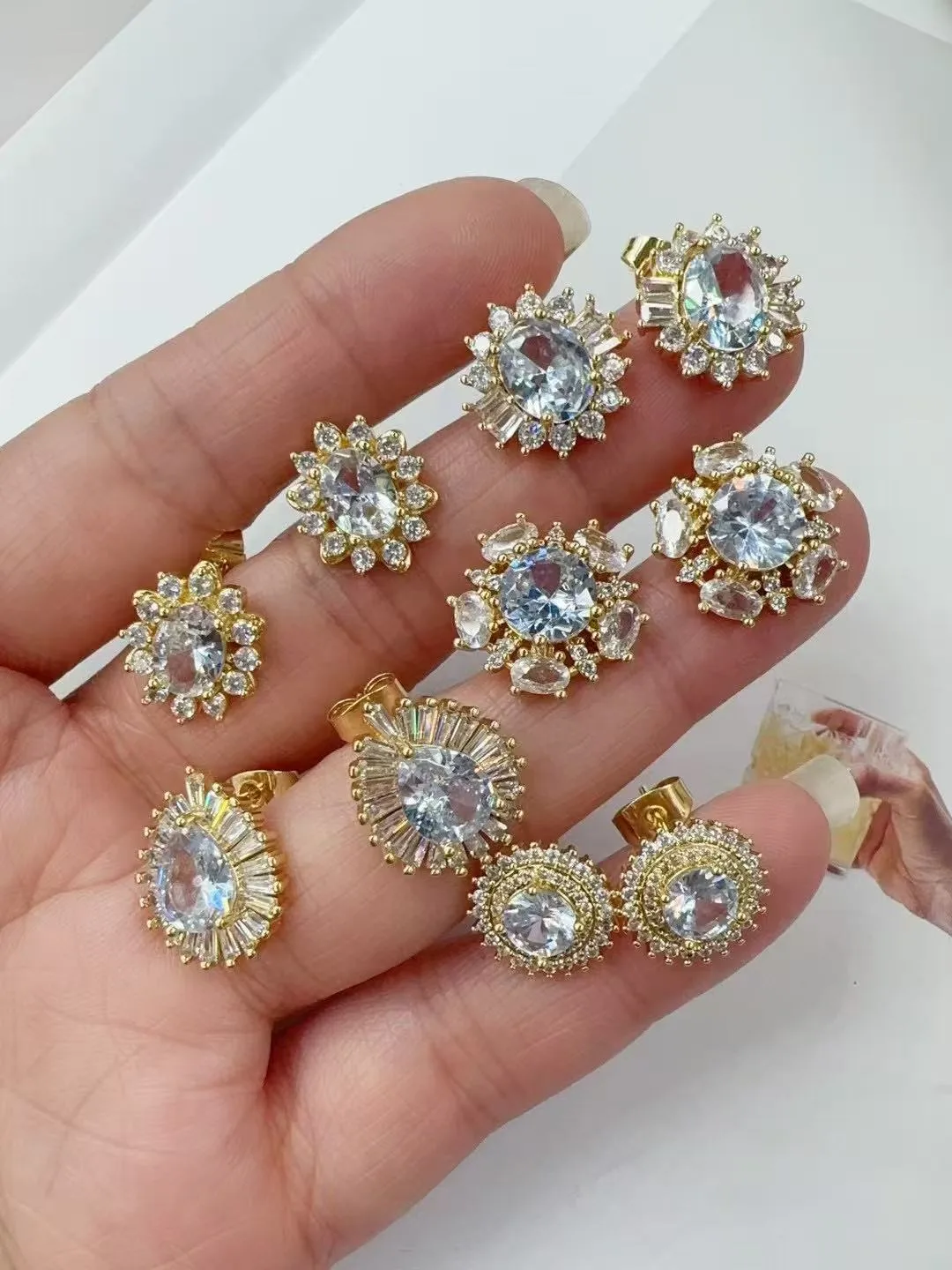 1 Pair Elegant Artistic Oval Heart Shape Copper Zircon 18K Gold Plated Ear Studs display picture 3