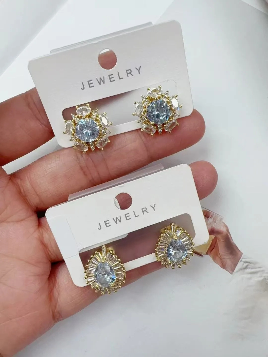 1 Pair Elegant Artistic Oval Heart Shape Copper Zircon 18K Gold Plated Ear Studs display picture 2