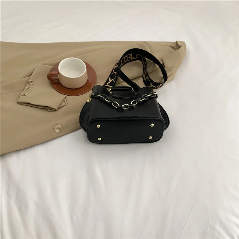 Women's Pu Leather Solid Color Classic Style Streetwear Square Zipper Handbag Crossbody Bag display picture 5