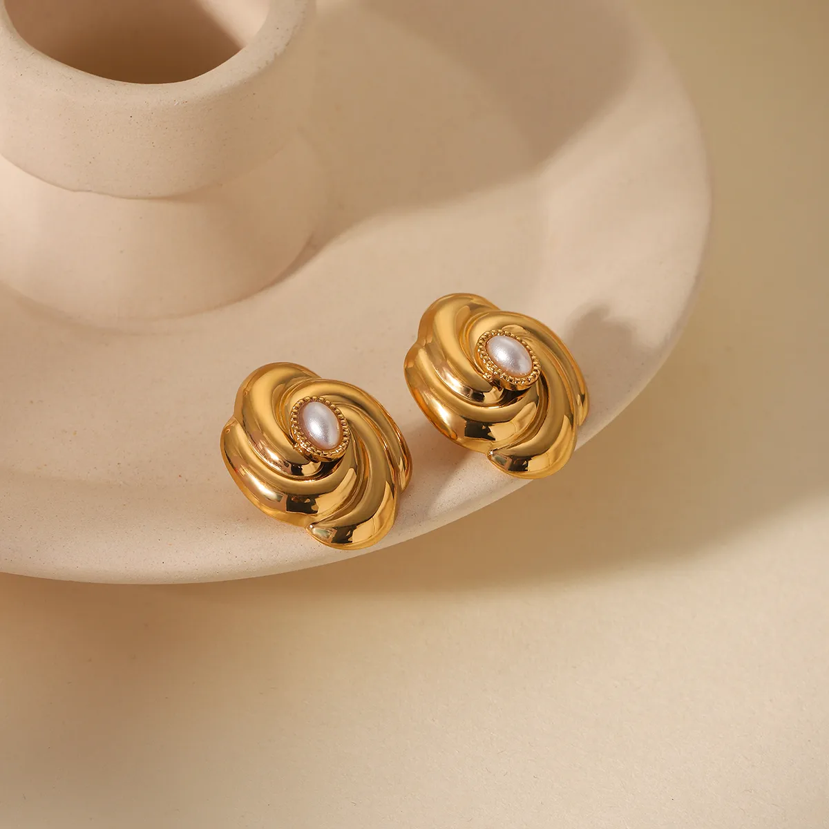 1 Pair IG Style Classic Style Flower 304 Stainless Steel Titanium Steel 18K Gold Plated Ear Studs display picture 4
