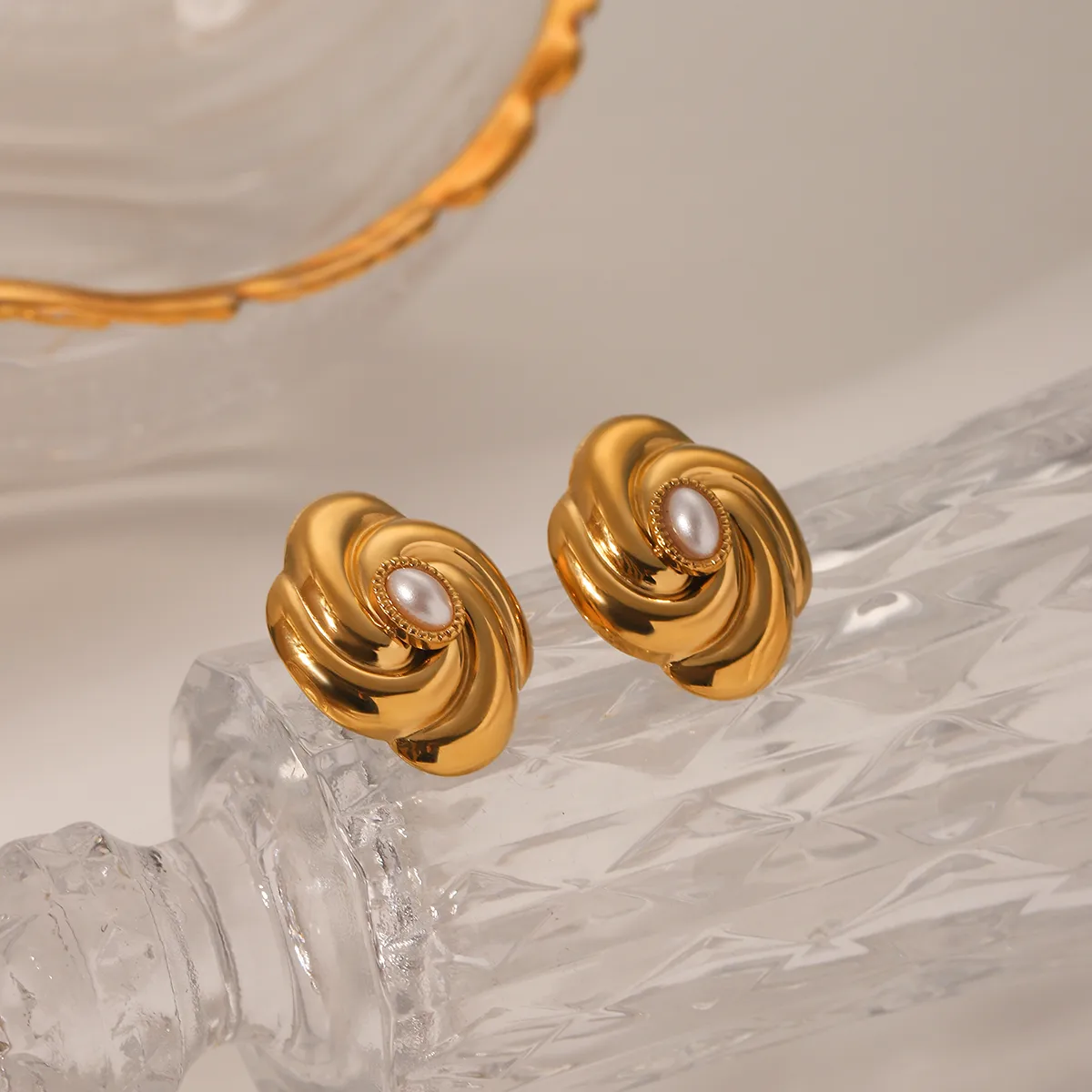 1 Pair IG Style Classic Style Flower 304 Stainless Steel Titanium Steel 18K Gold Plated Ear Studs display picture 2