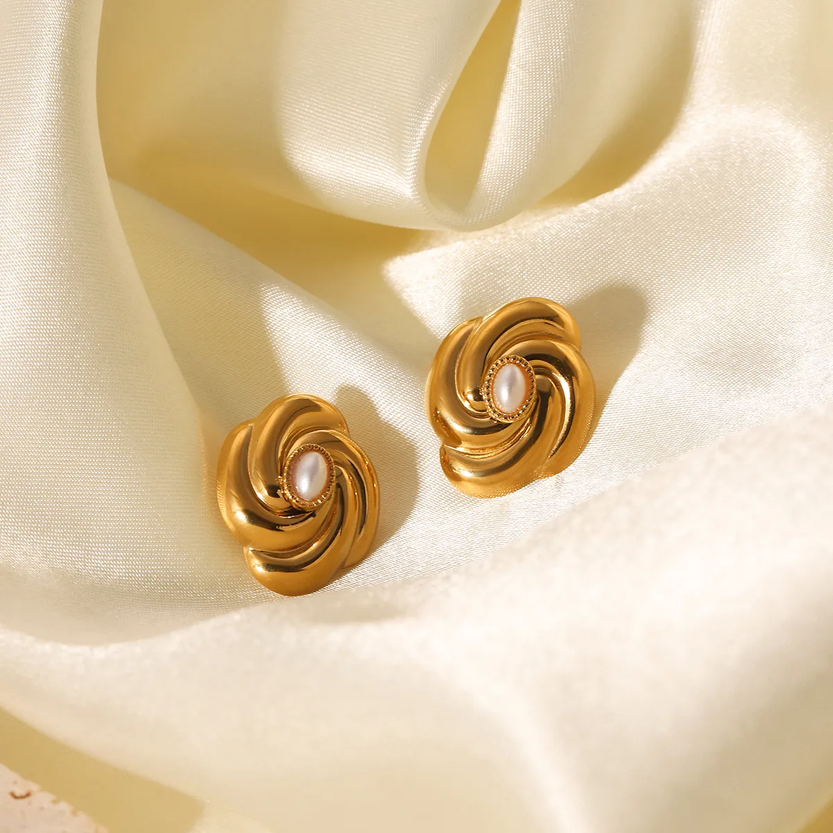 1 Pair IG Style Classic Style Flower 304 Stainless Steel Titanium Steel 18K Gold Plated Ear Studs display picture 6