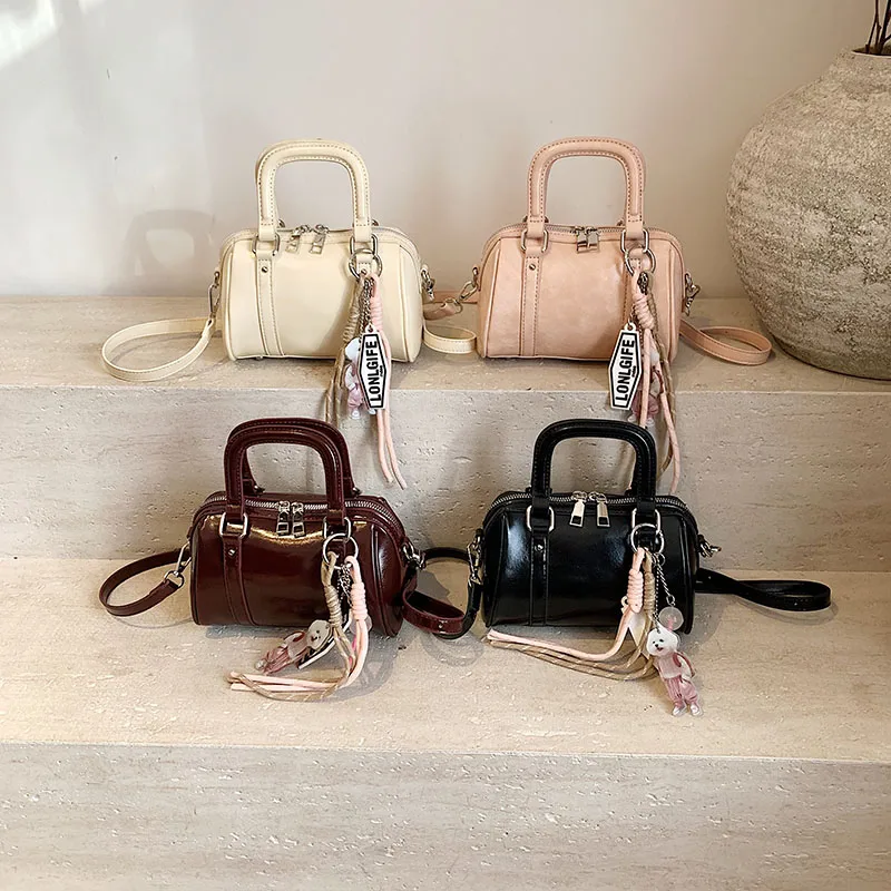 Women's Pu Leather Solid Color Classic Style Streetwear Pillow Shape Zipper Handbag Crossbody Bag display picture 1