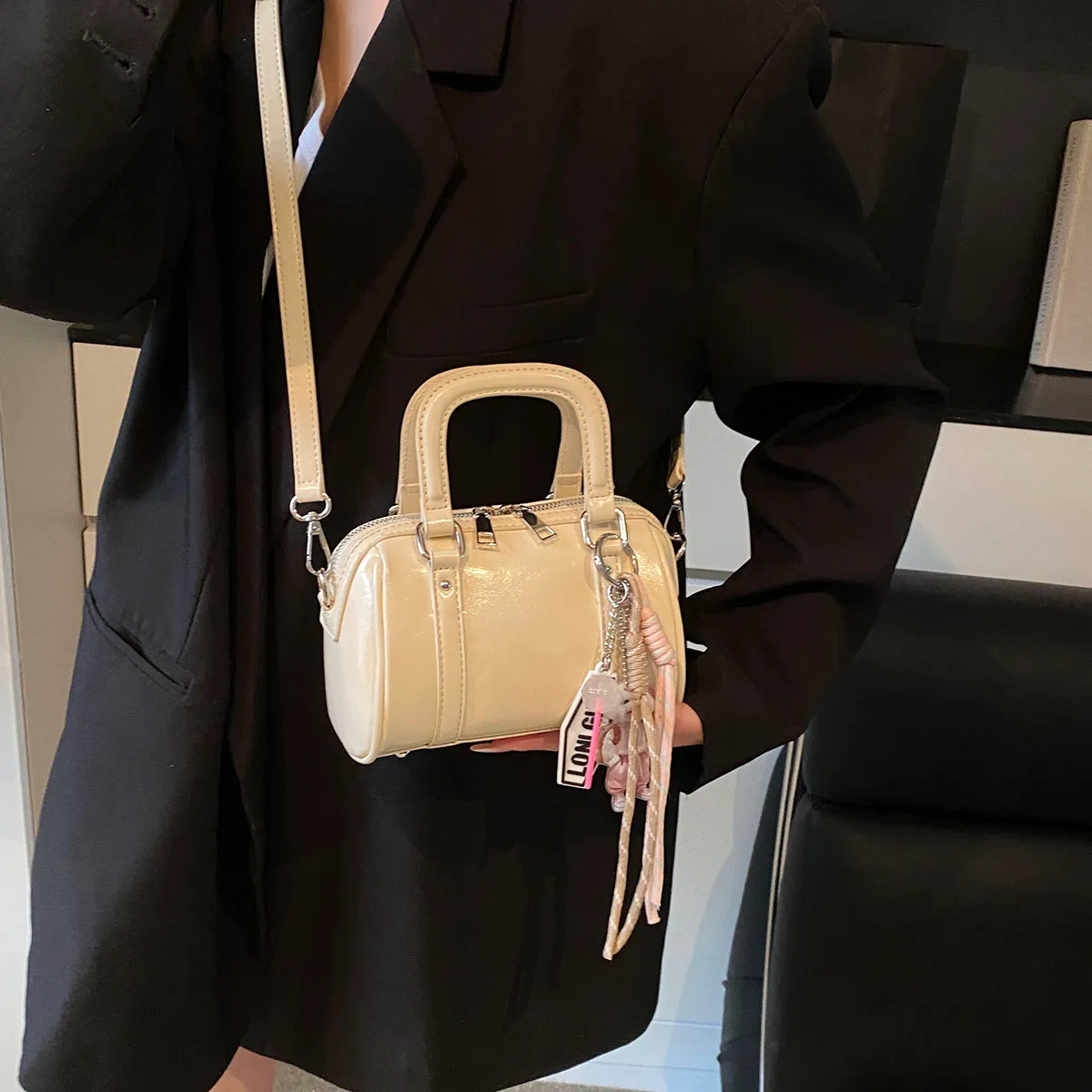 Women's Pu Leather Solid Color Classic Style Streetwear Pillow Shape Zipper Handbag Crossbody Bag display picture 3