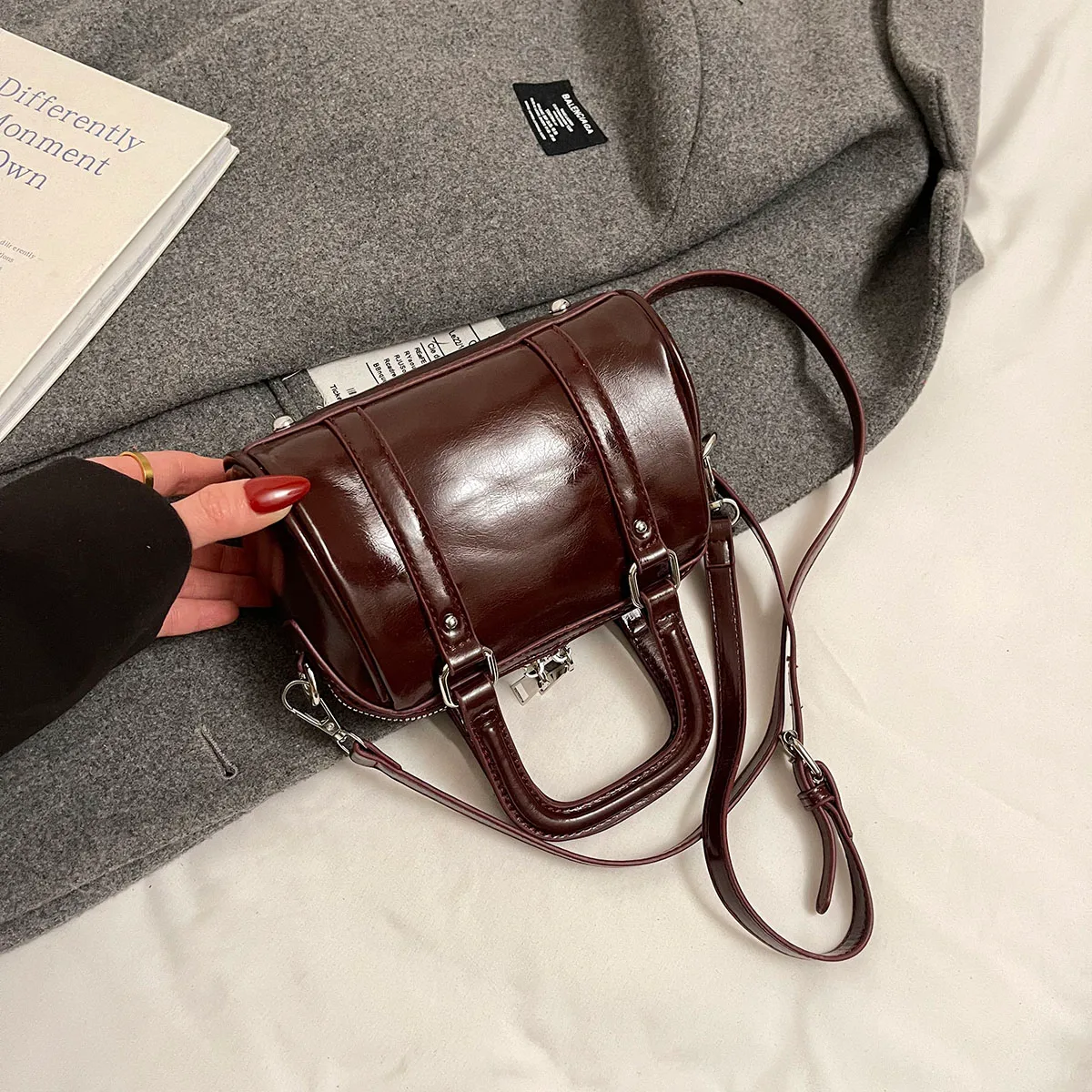 Women's Pu Leather Solid Color Classic Style Streetwear Pillow Shape Zipper Handbag Crossbody Bag display picture 4