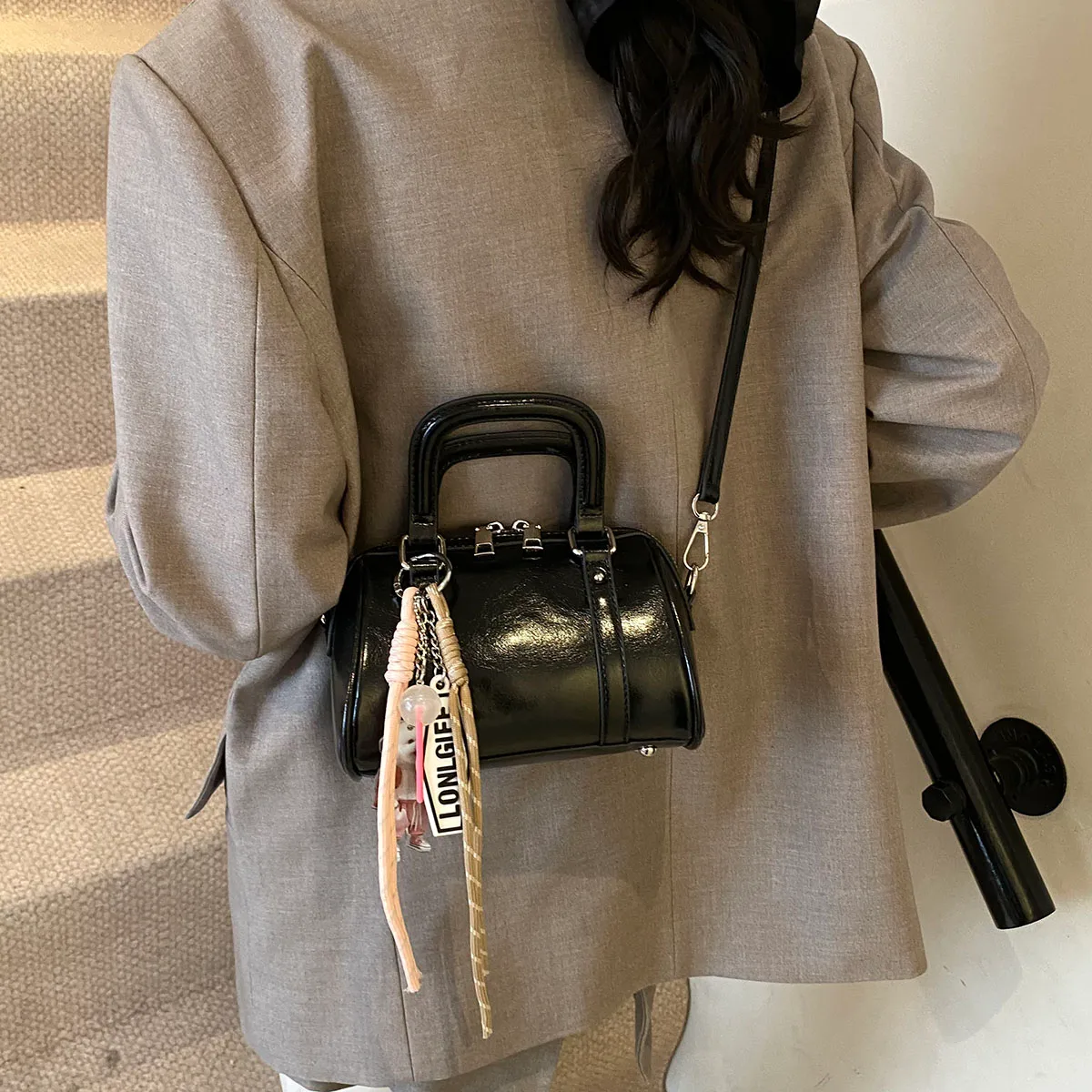Women's Pu Leather Solid Color Classic Style Streetwear Pillow Shape Zipper Handbag Crossbody Bag display picture 6