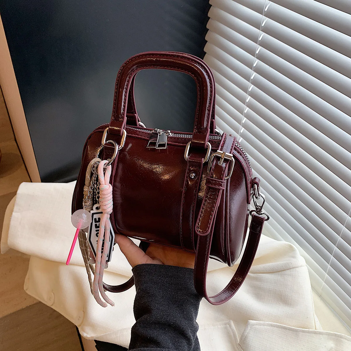 Women's Pu Leather Solid Color Classic Style Streetwear Pillow Shape Zipper Handbag Crossbody Bag display picture 5