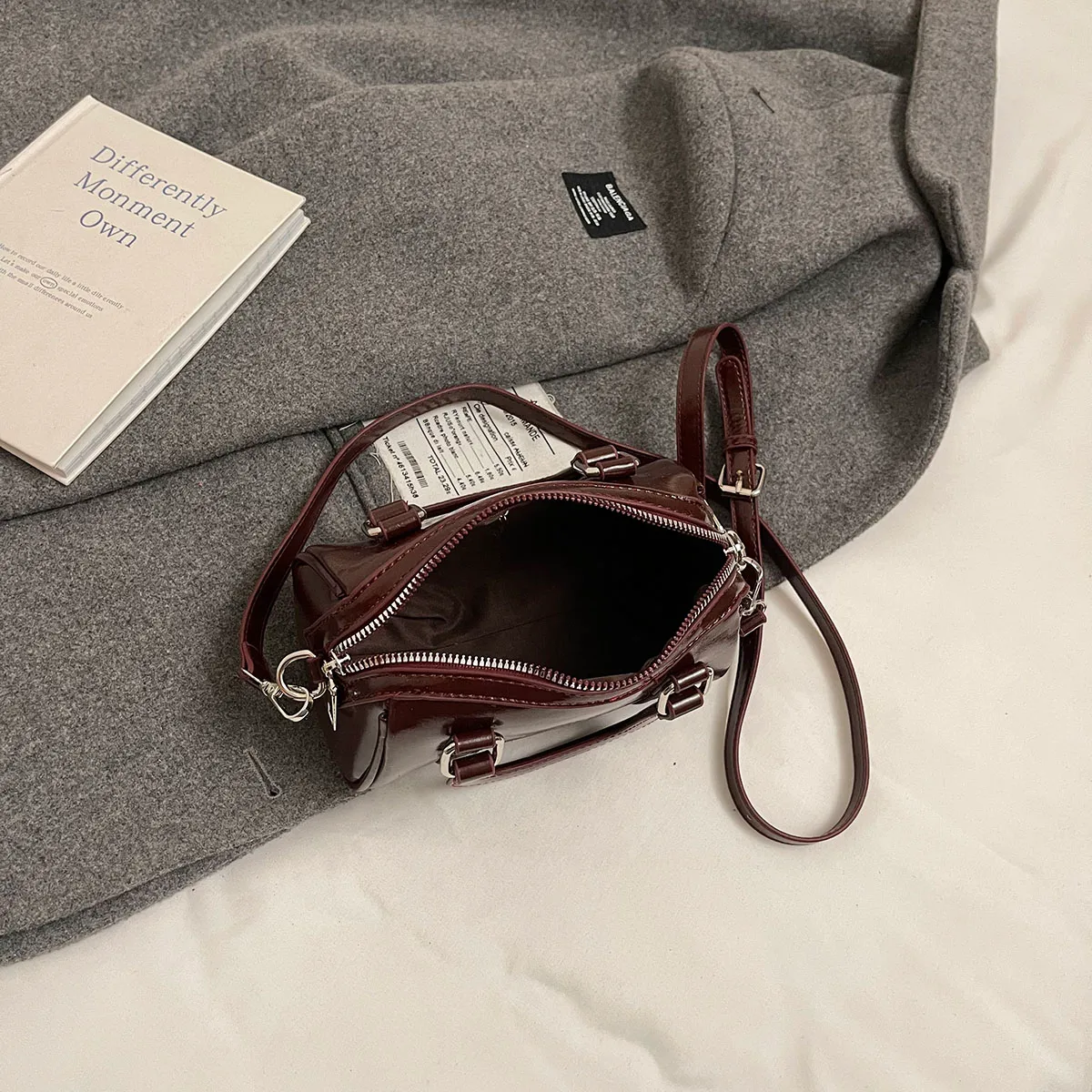 Women's Pu Leather Solid Color Classic Style Streetwear Pillow Shape Zipper Handbag Crossbody Bag display picture 8