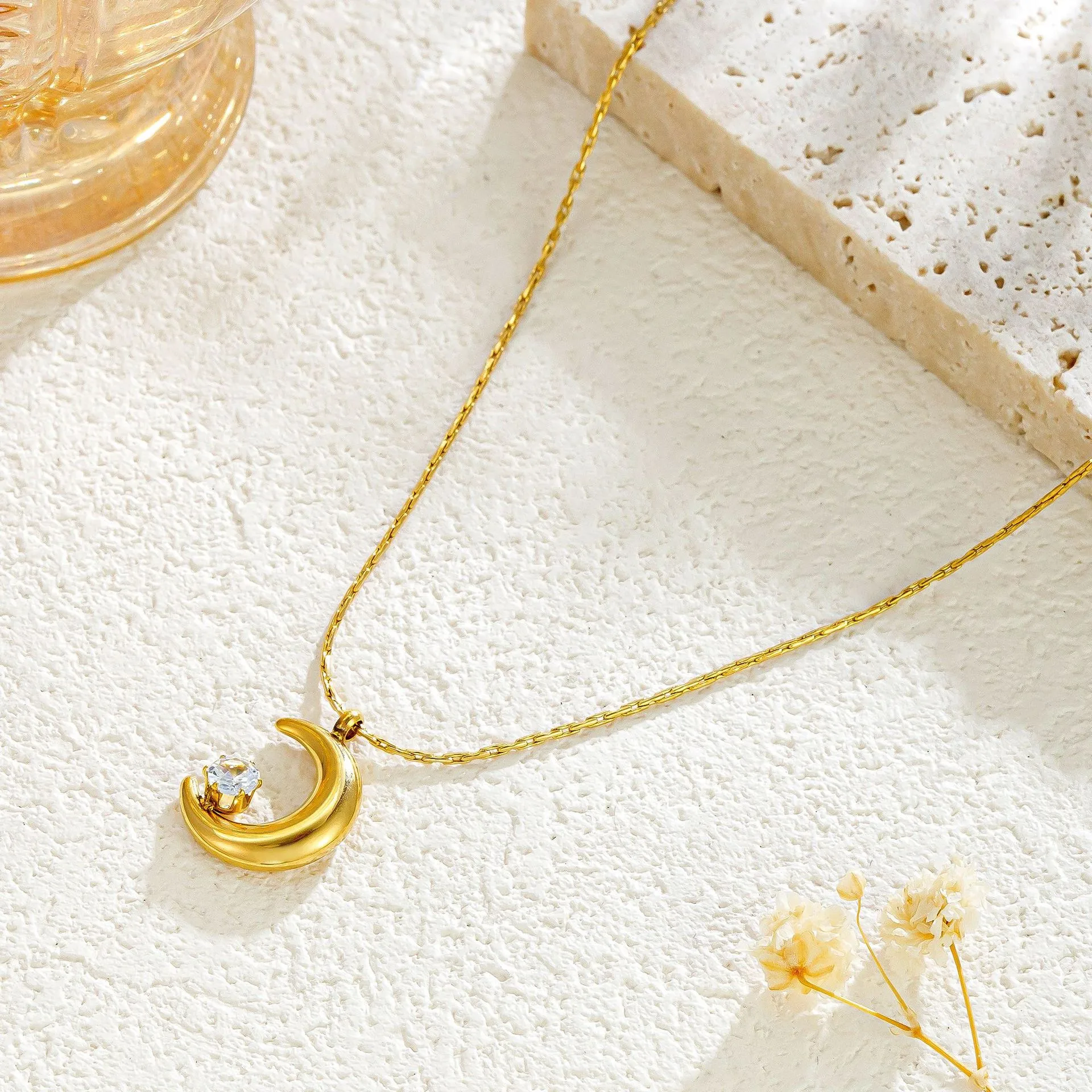 Simple Style Moon Titanium Steel Rhinestones 18K Gold Plated Ramadan Festival Women's Pendant Necklace display picture 1