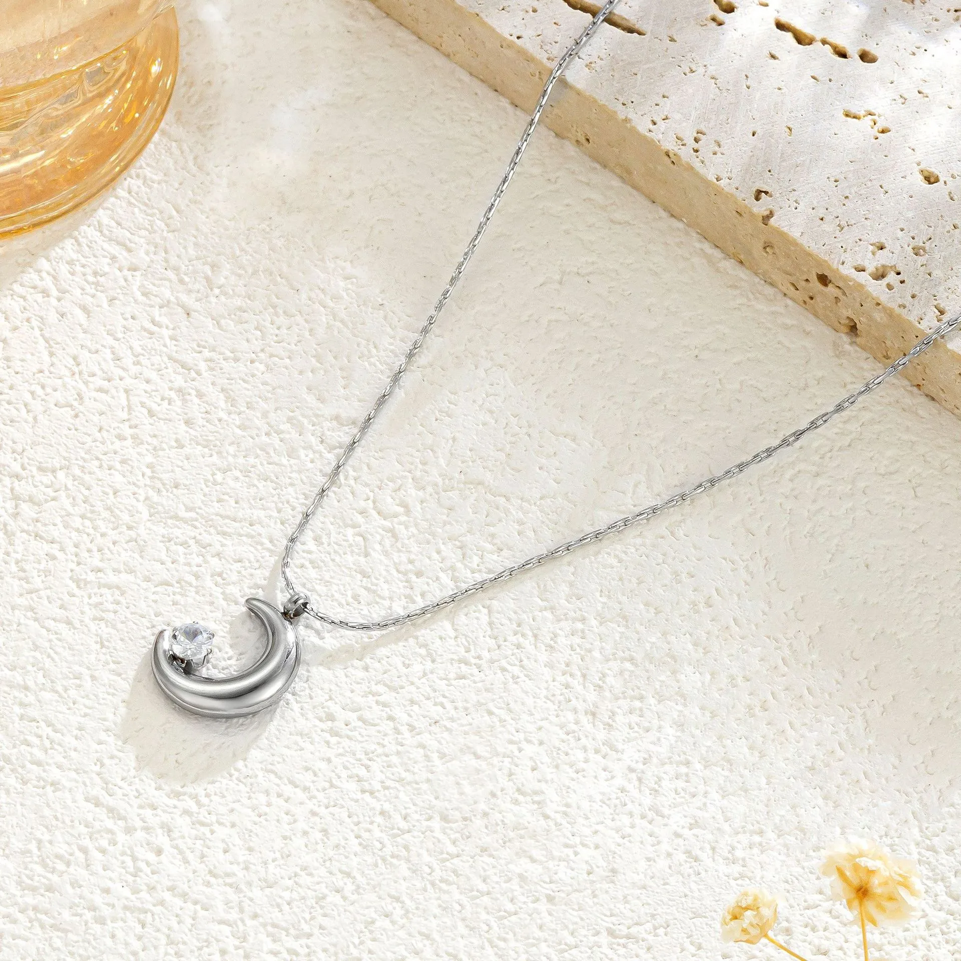 Simple Style Moon Titanium Steel Rhinestones 18K Gold Plated Ramadan Festival Women's Pendant Necklace display picture 2