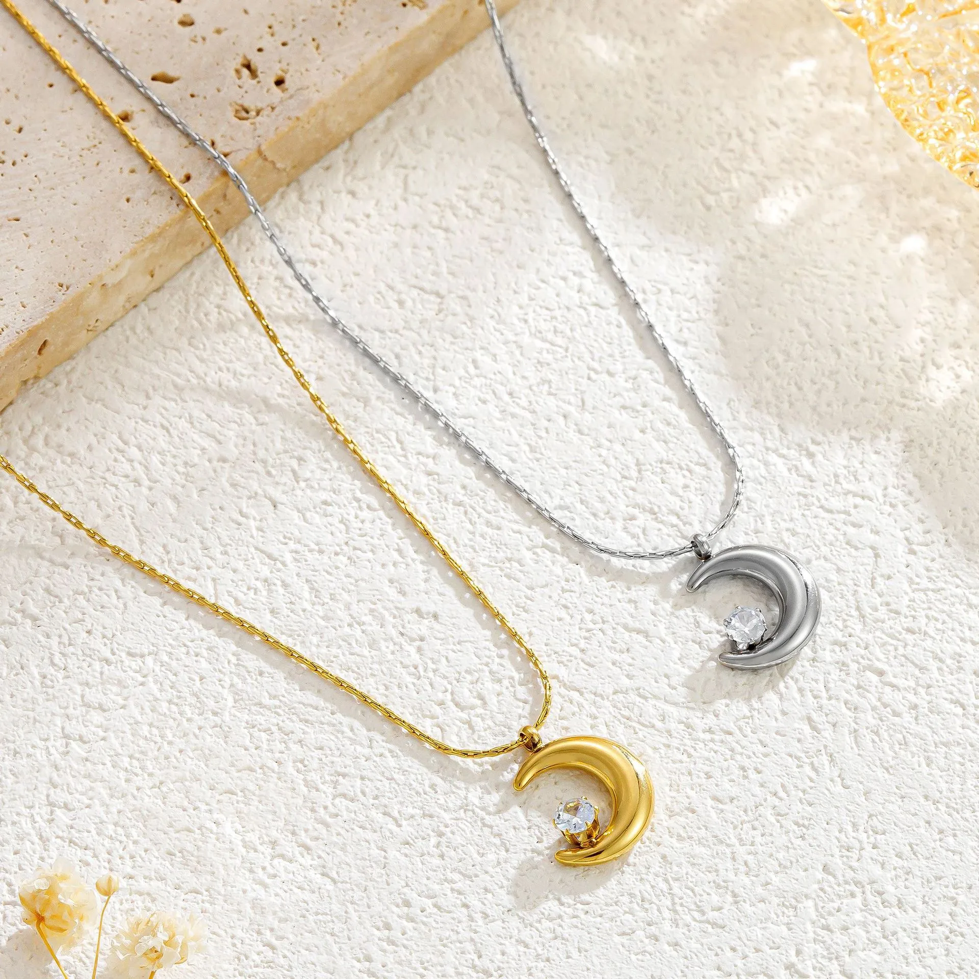 Simple Style Moon Titanium Steel Rhinestones 18K Gold Plated Ramadan Festival Women's Pendant Necklace display picture 5